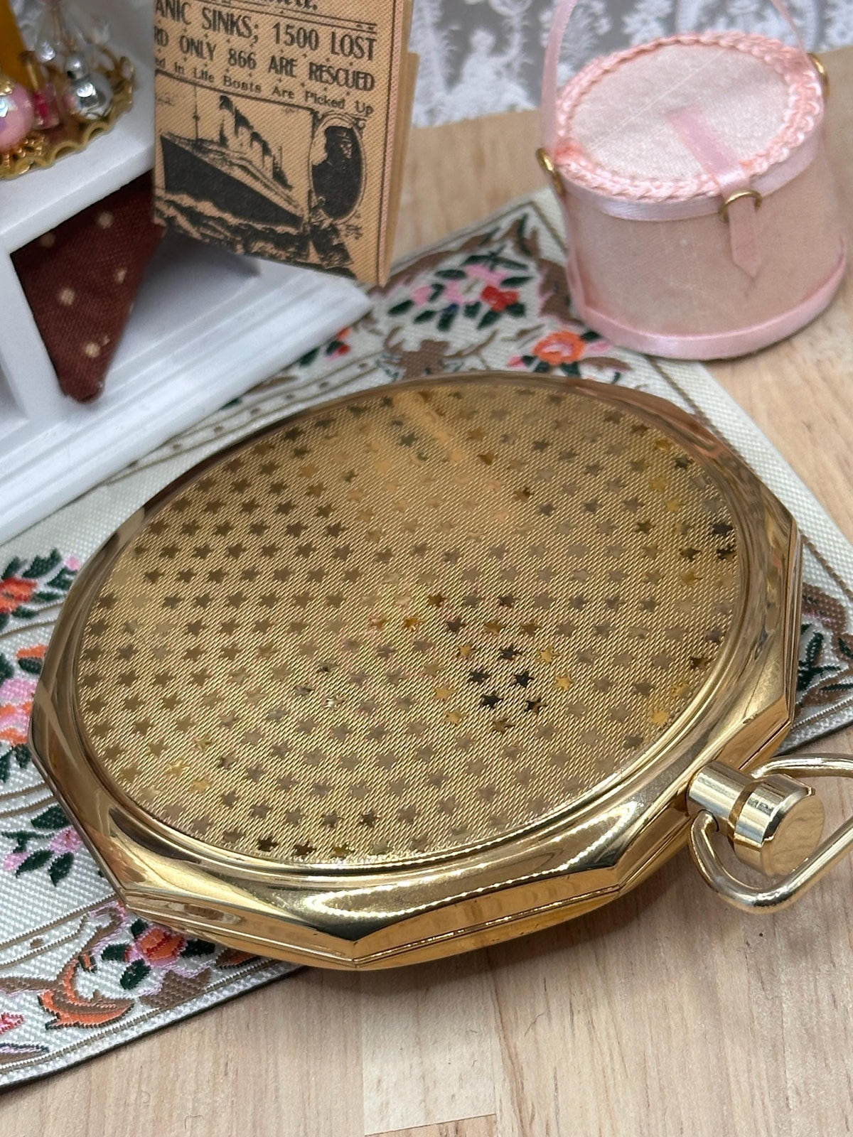 Vintage Stratton Novelty Fob Watch Powder Compact with Original Box – Rhinestone Wreath – Gold Tone Convertible Compact – Made in England