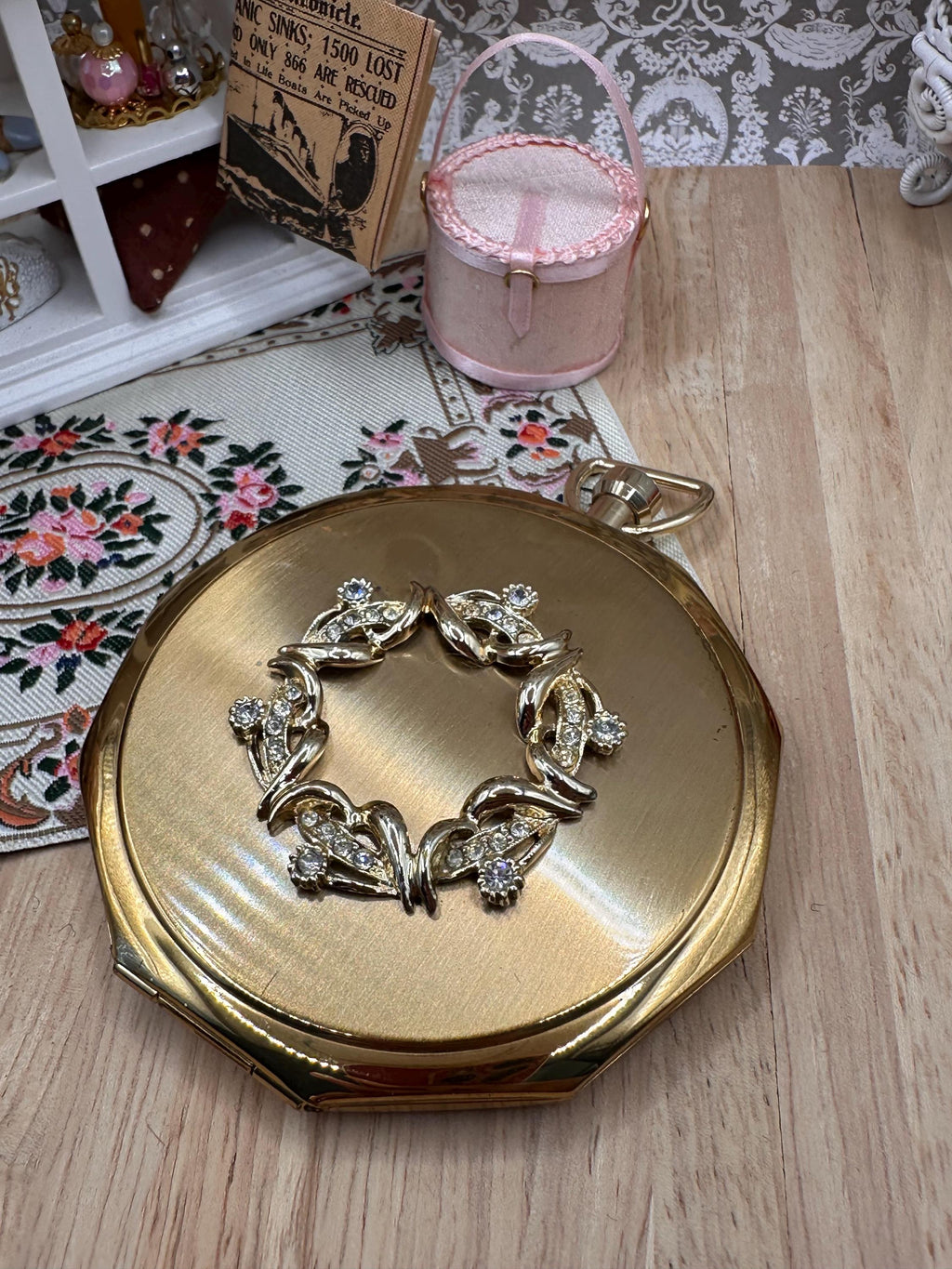 Vintage Stratton Novelty Fob Watch Powder Compact with Original Box – Rhinestone Wreath – Gold Tone Convertible Compact – Made in England