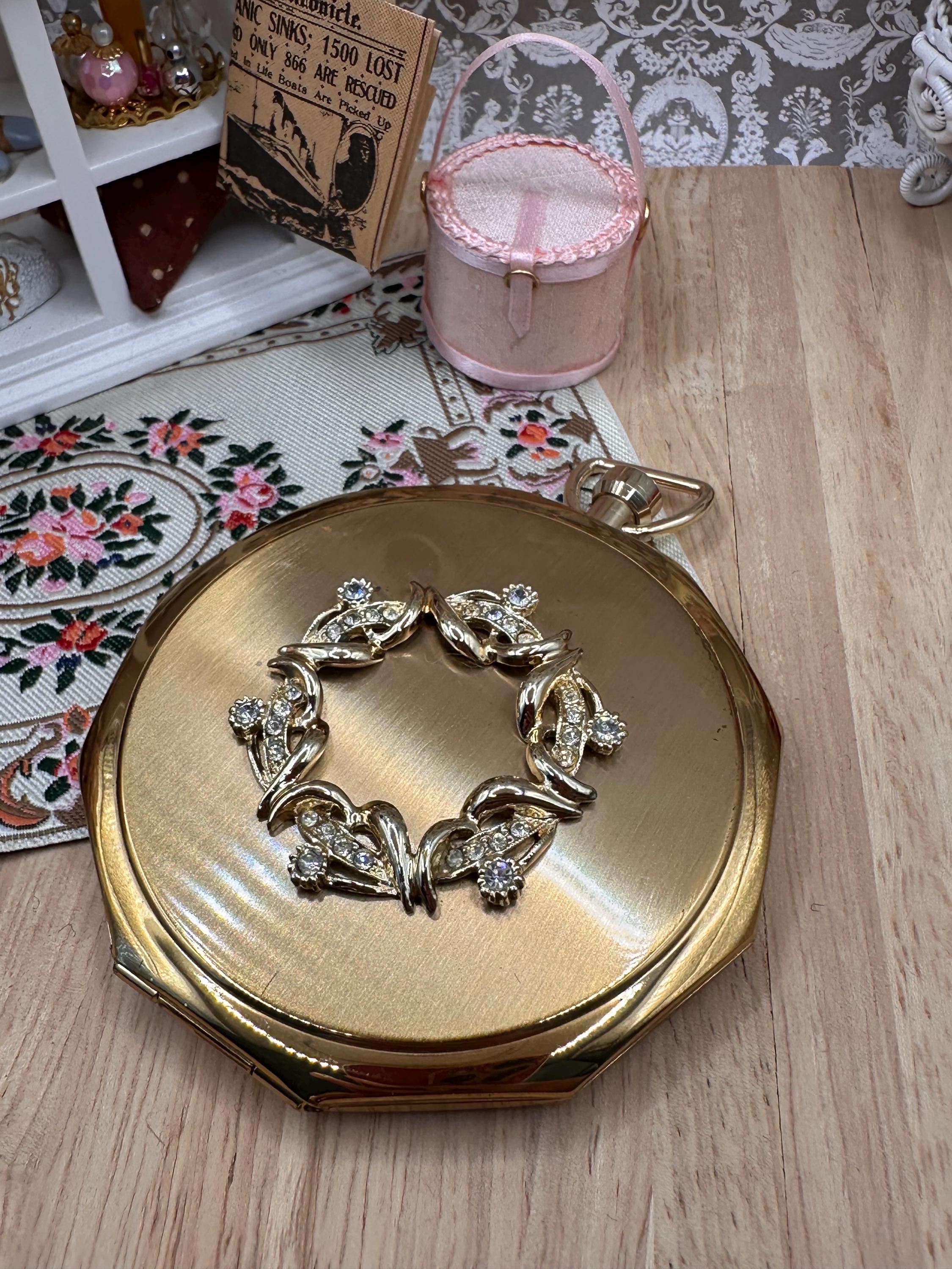 Vintage Stratton Novelty Fob Watch Powder Compact with Original Box – Rhinestone Wreath – Gold Tone Convertible Compact – Made in England
