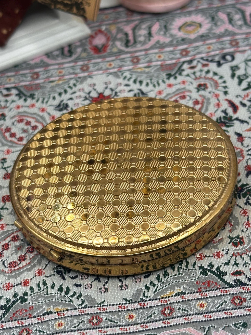 Vintage Elizabeth Arden Invisible Veil Powder Compact 7.5cm Gold Tone Vanity Compact
