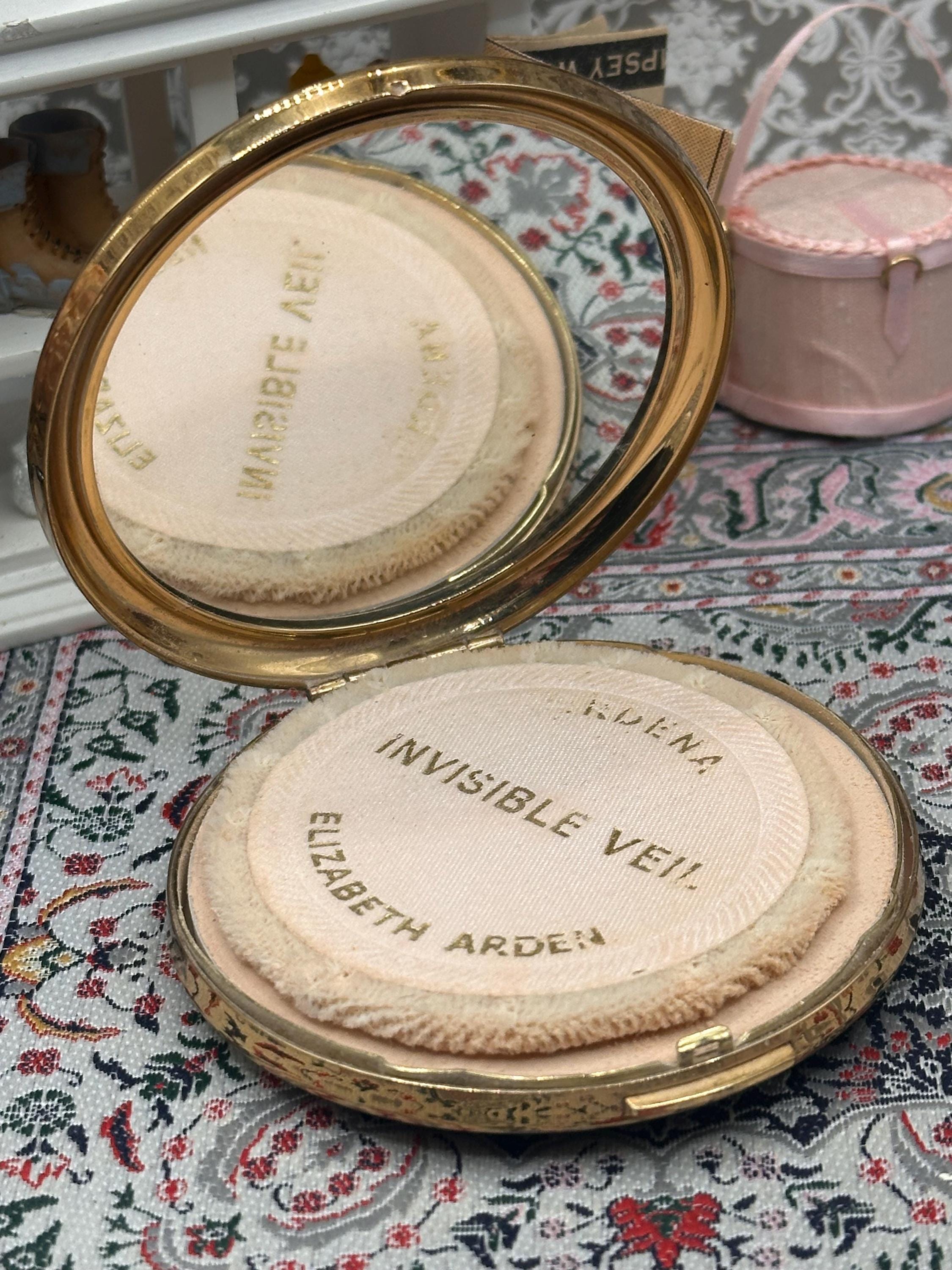 Vintage Elizabeth Arden Invisible Veil Powder Compact 7.5cm Gold Tone Vanity Compact