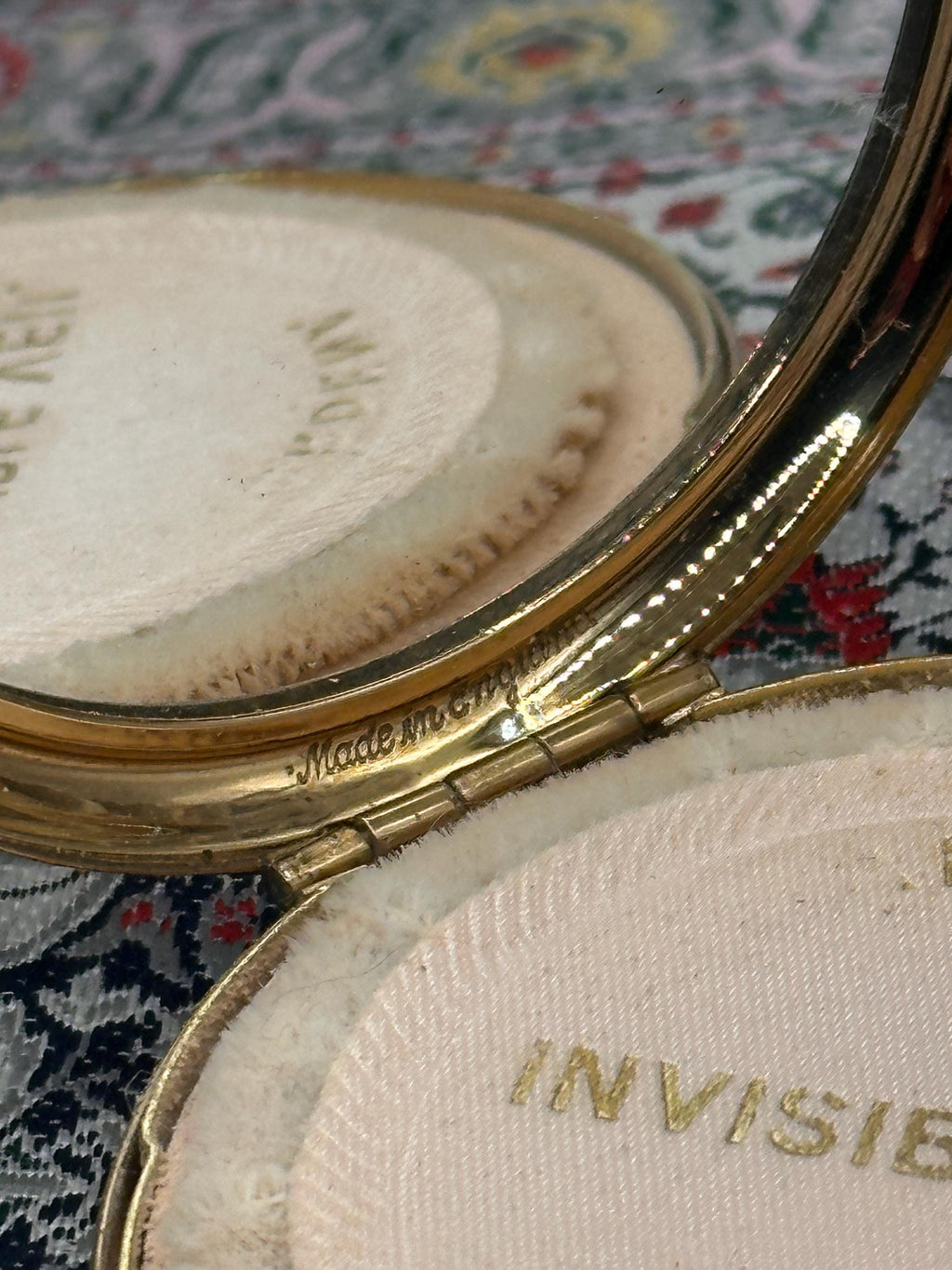 Vintage Elizabeth Arden Invisible Veil Powder Compact 7.5cm Gold Tone Vanity Compact