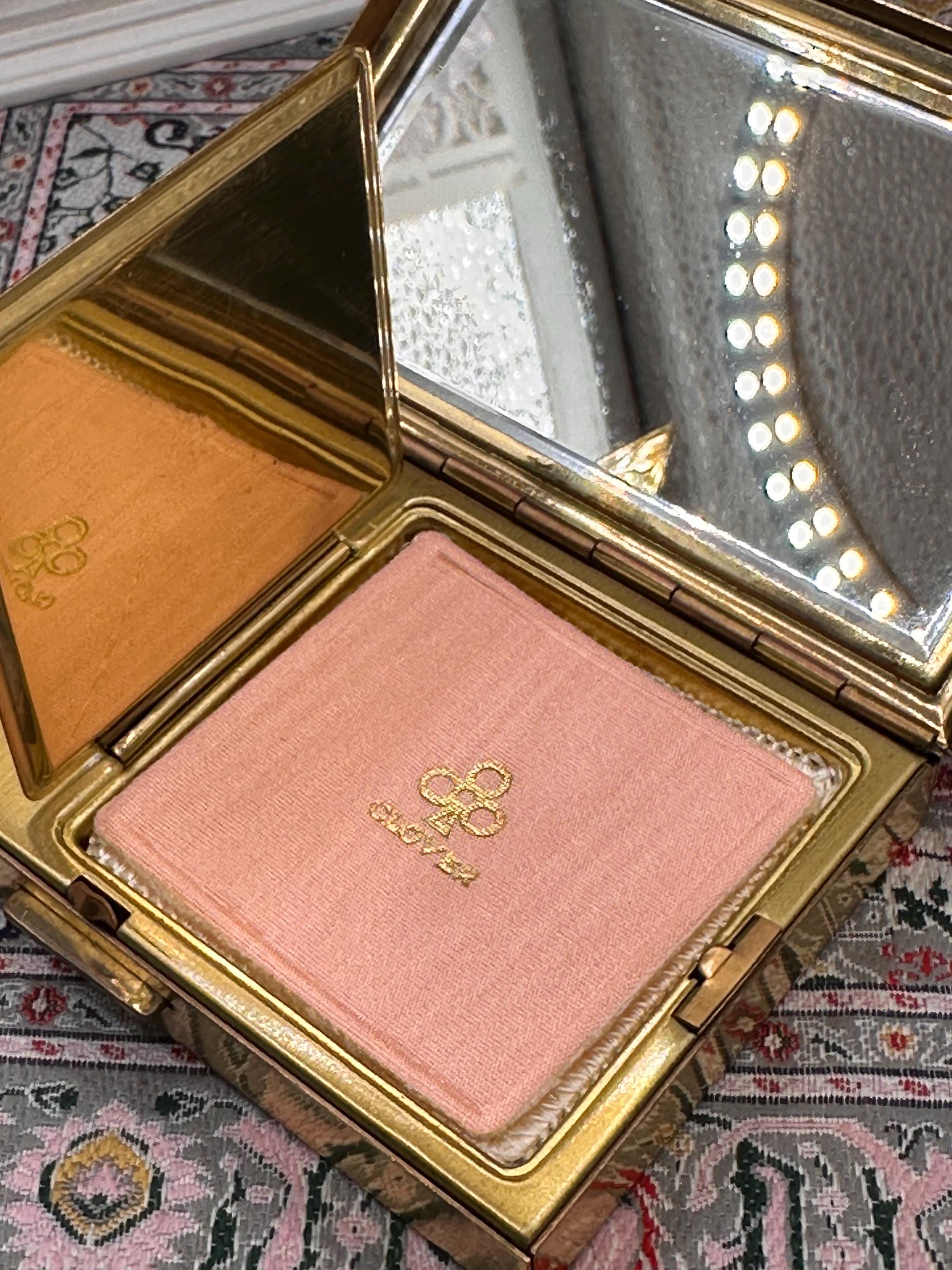 Vintage Clover Musical Powder Compact with Original Box, Pouch & Puff – Sankyo Movement – Japanese Scenic Design
