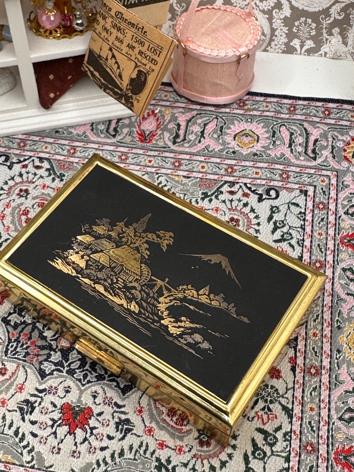 Vintage Clover Musical Powder Compact with Original Box, Pouch & Puff – Sankyo Movement – Japanese Scenic Design