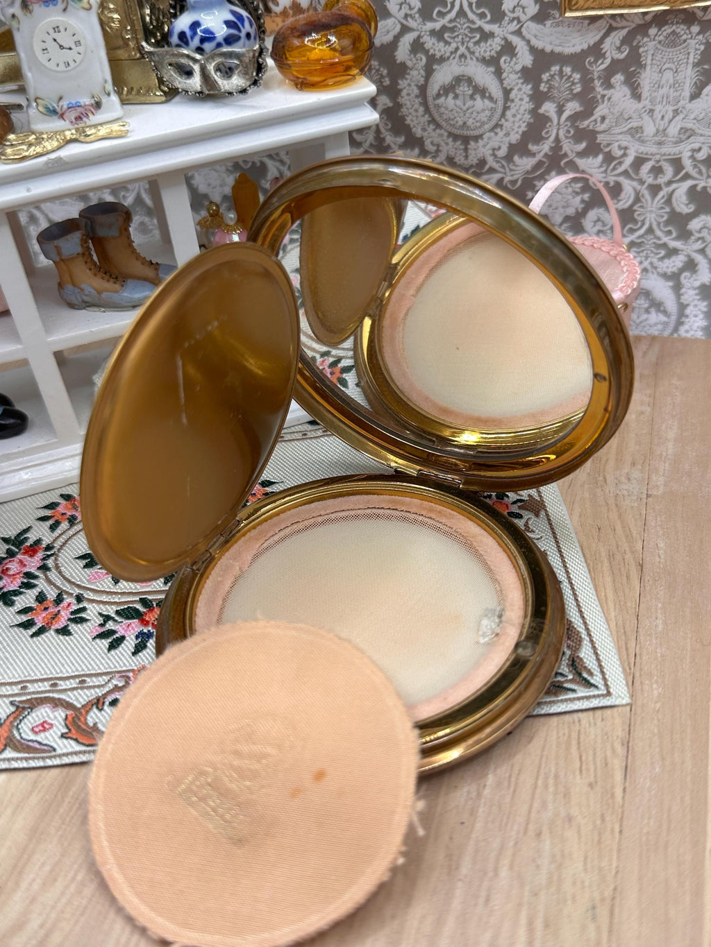 Vintage Stratton Powder Compact Ice Skating Scene Compact Mirror England 7.5cm Winter Sports Collectible