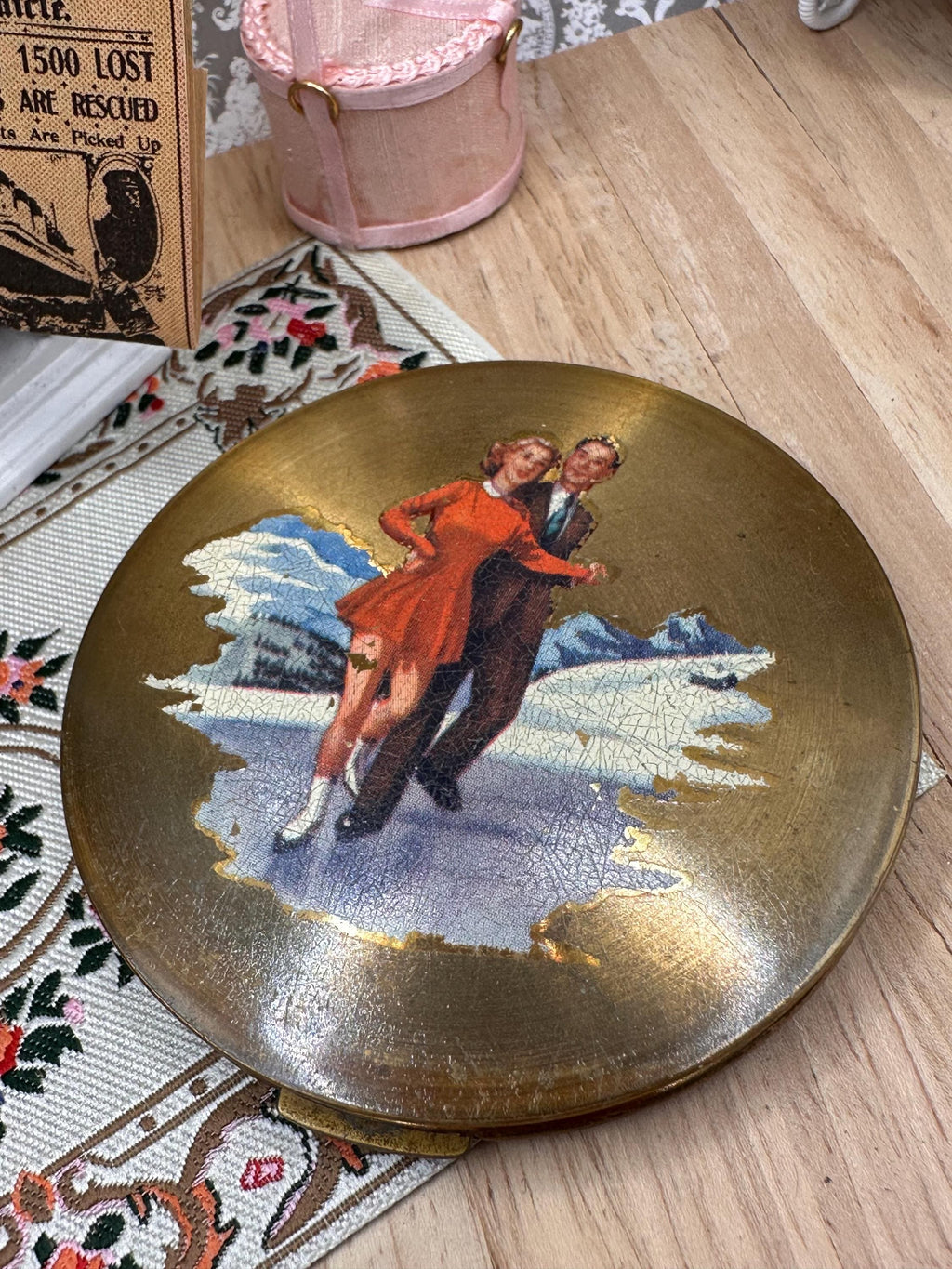 Vintage Stratton Powder Compact Ice Skating Scene Compact Mirror England 7.5cm Winter Sports Collectible