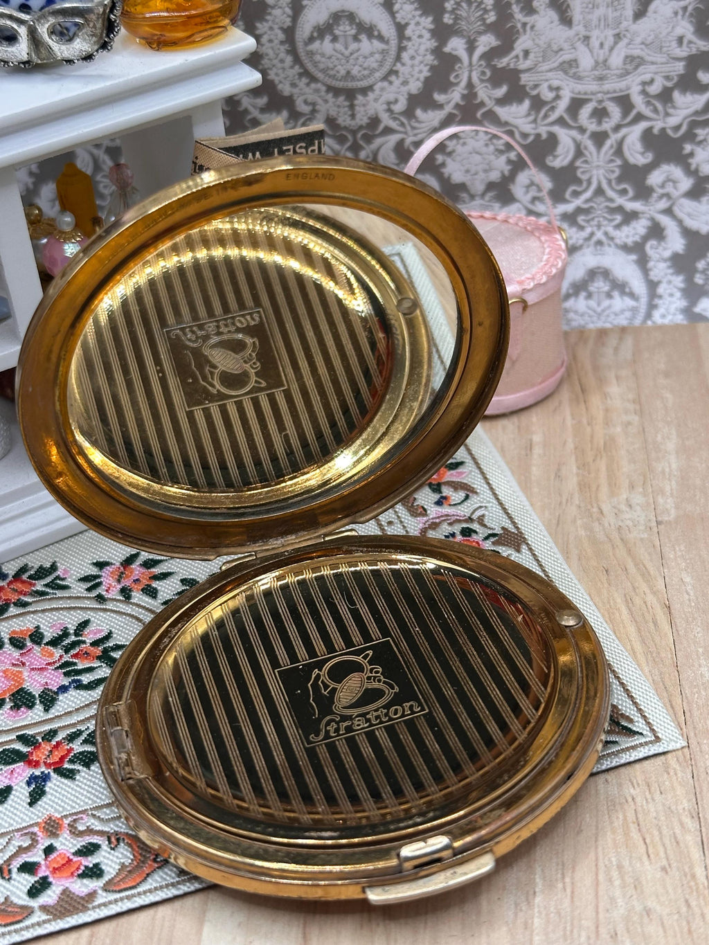 Vintage Stratton Pekingese Powder Compact England 7cm Enamel Dog Compact With Original Puff & Sifter