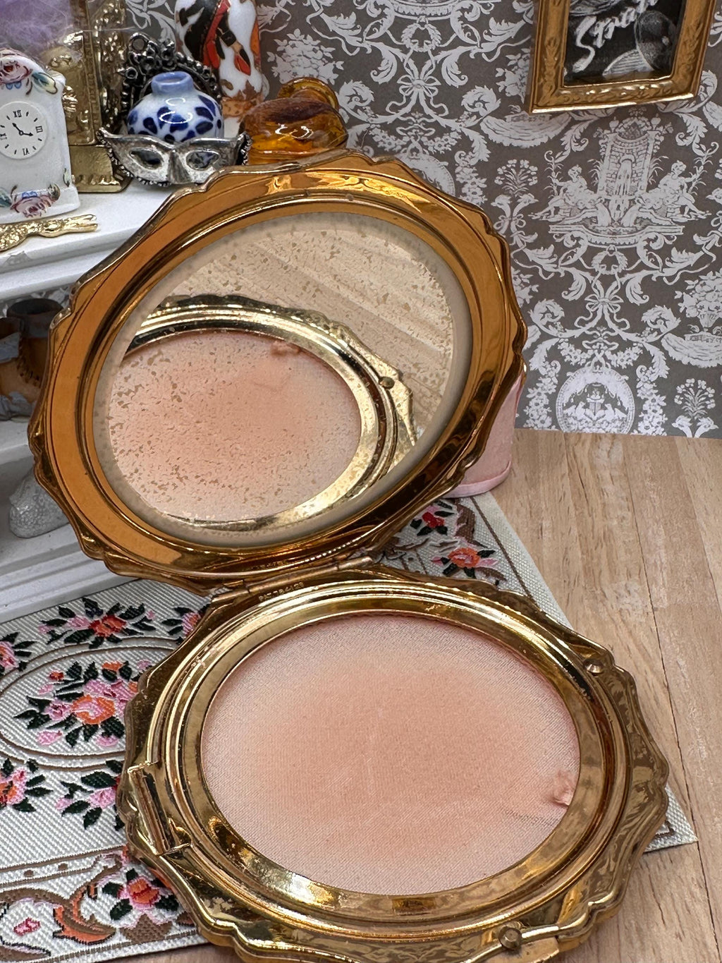 Vintage Stratton Princess Powder Compact Red Carnations White Enamel 8cm Convertible Compact with Sifter Made in England
