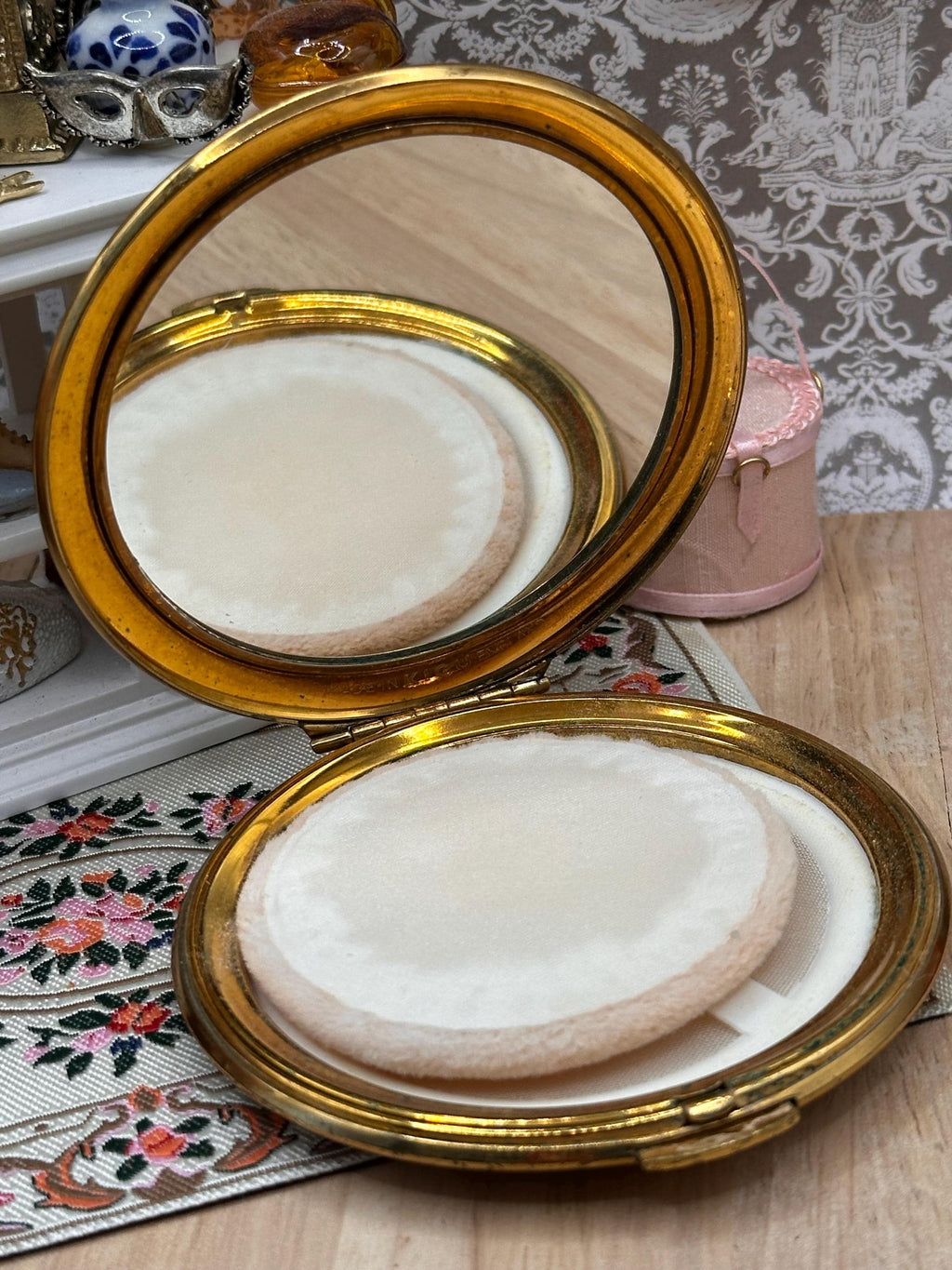 Vintage Kigu Powder Compact Romantic Crinoline Lady Courting Scene 8cm with Original Sifter and Puff Made in England