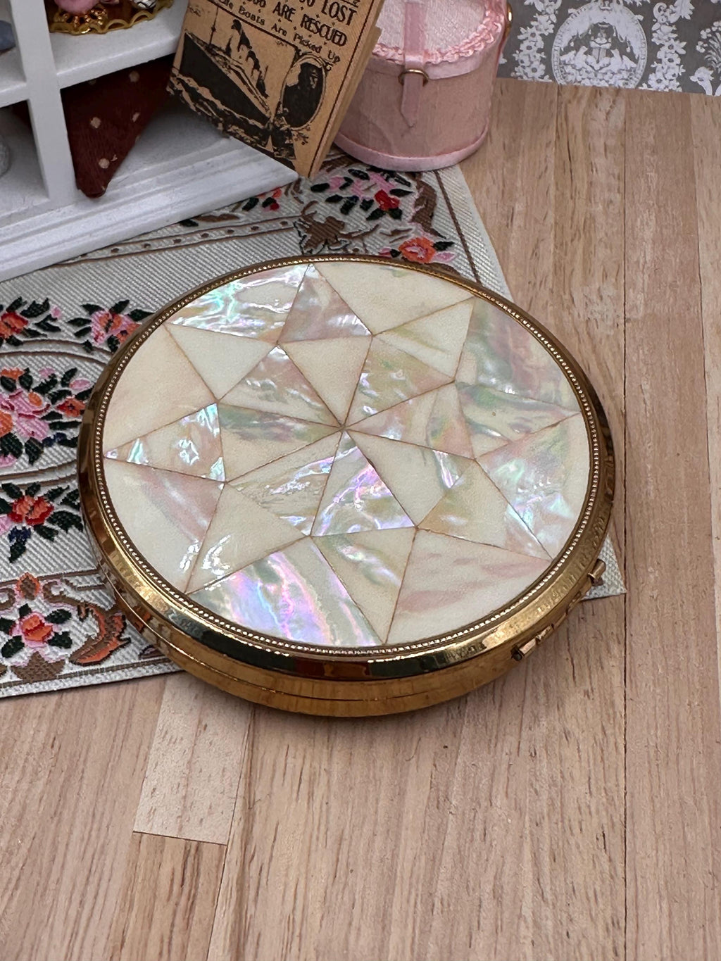 Vintage Melissa Mother of Pearl Powder Compact Iridescent Mosaic Inlay 7.5cm with Original Puff and Sifter