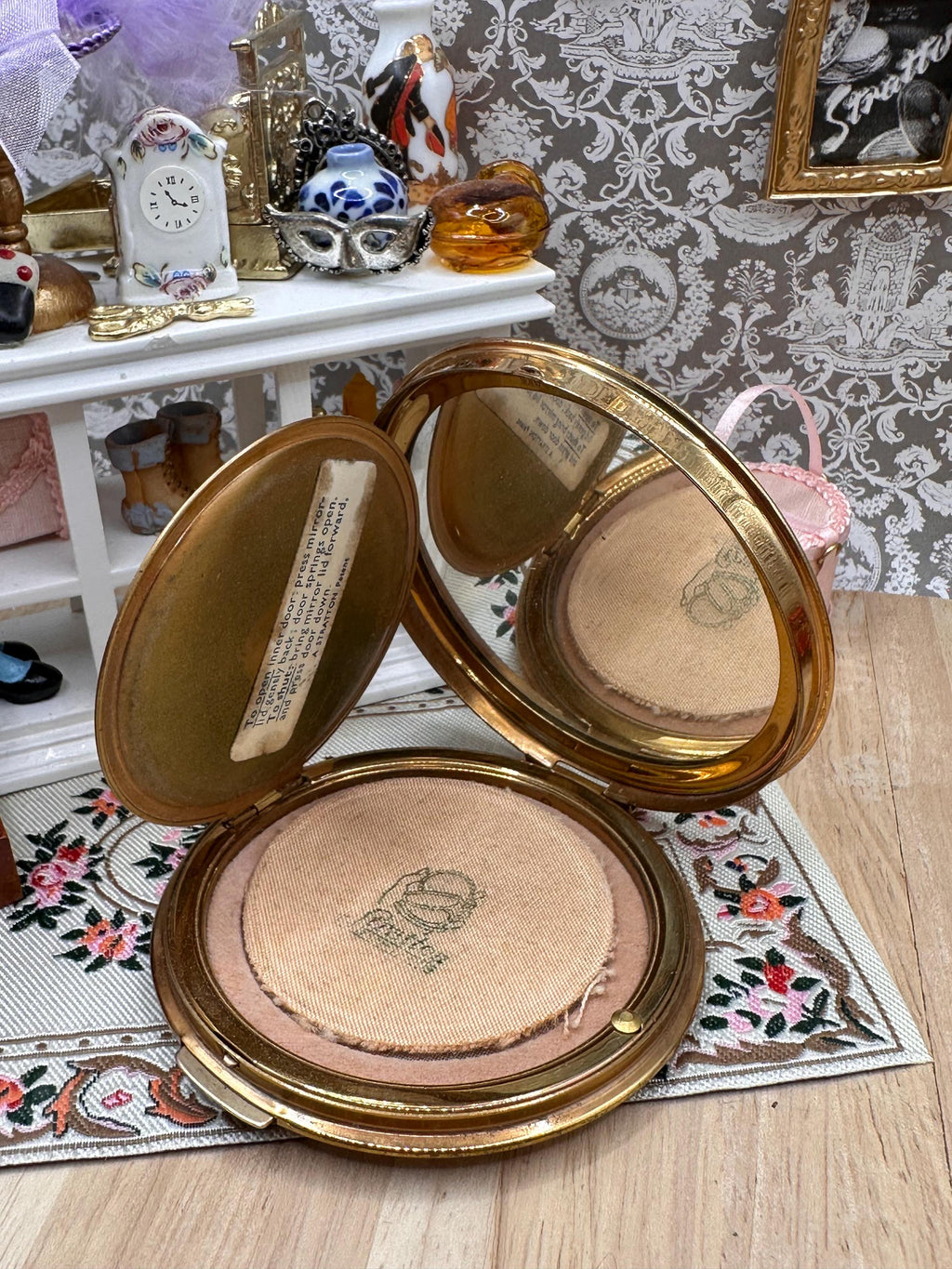 Vintage Stratton ‘Sous l’Empire’ Powder Compact by Édouard Renaudin 7.5cm with Pouch