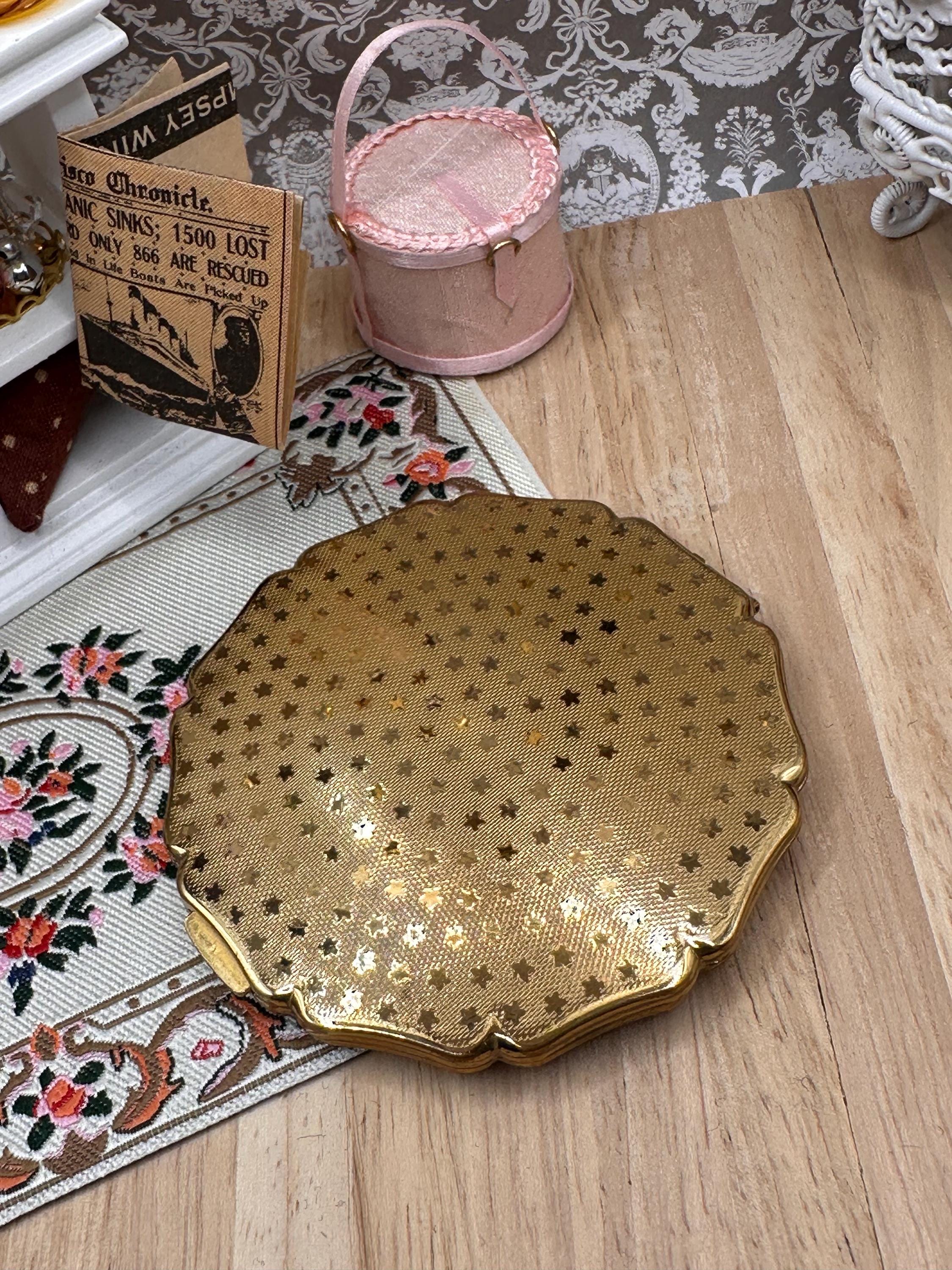 Vintage Stratton Princess Powder Compact by Suzy Seriau with Original Velvet Pouch – Hand Painted Floral Bouquet – 7.5cm