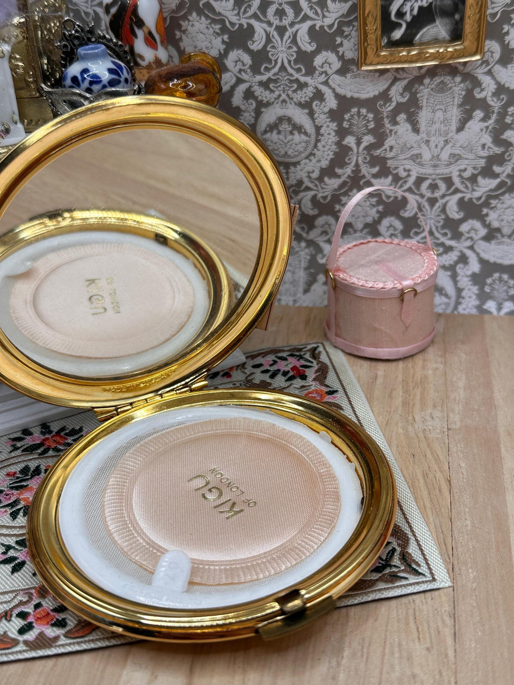 Vintage Kigu Prince Charles & Lady Diana Royal Wedding Powder Compact 1981 Boxed Complete with Pouch Puff Sifter 8.5cm
