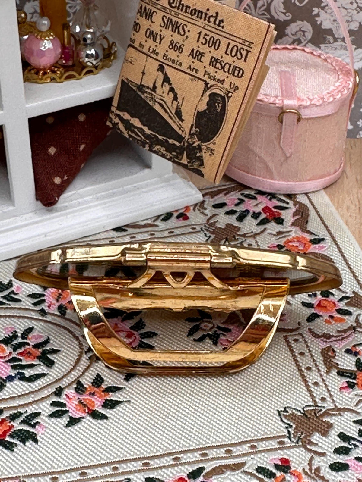 Vintage Stratton Lip View Mirror Floral Gold Tone Lipstick Holder Made in England 6cm