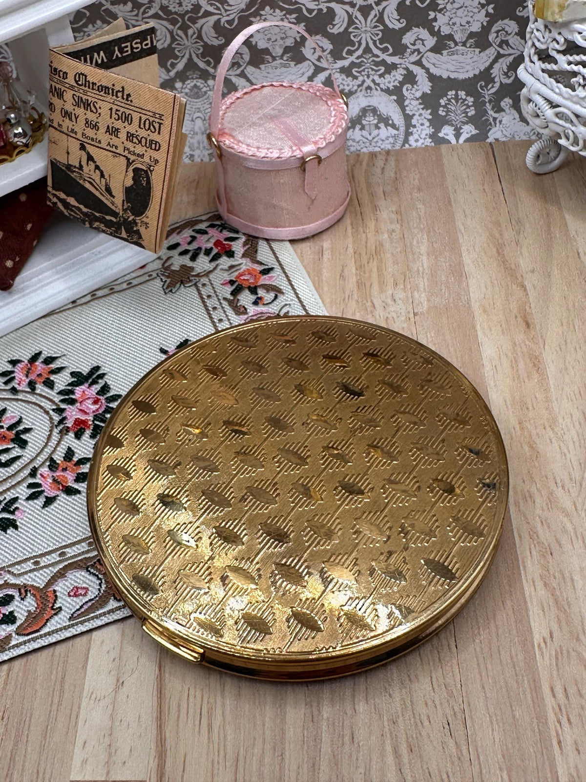 Unbranded Vintage Gold Tone Powder Compact Mirror Engine Turned 8cm Vanity Compact