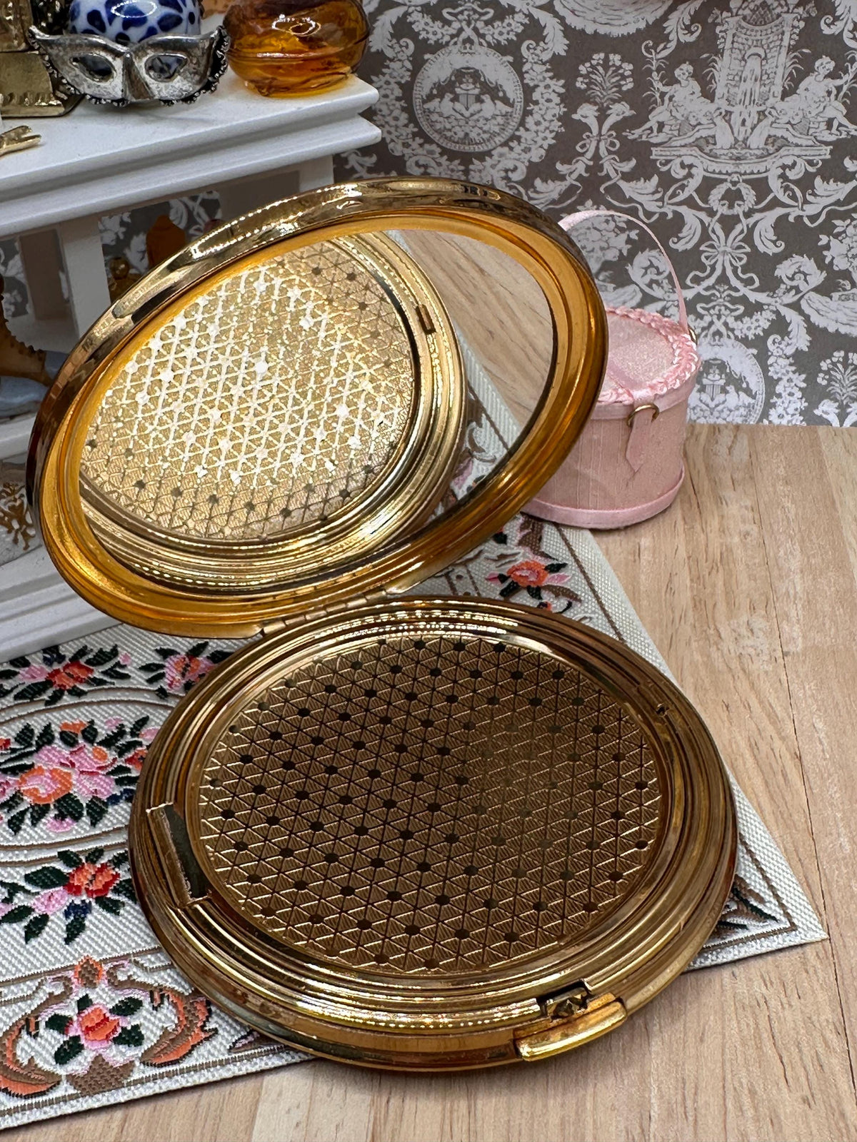 Unbranded Vintage Gold Tone Powder Compact Mirror Engine Turned 8cm Vanity Compact