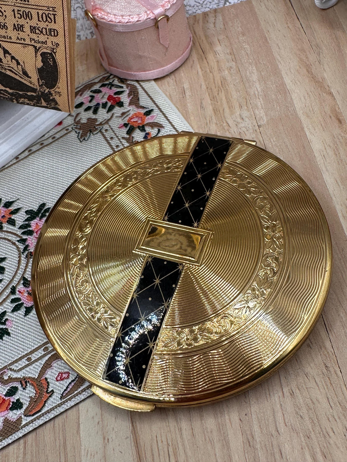 Vintage Kigu Gold Tone Powder Compact Black Enamel Starburst Design 8cm Made in England