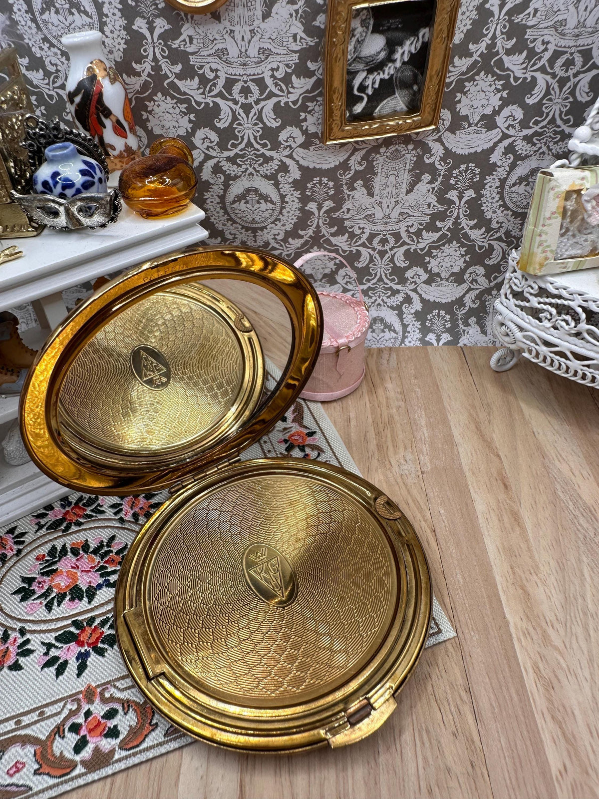 Vintage Kigu Gold Tone Powder Compact Black Enamel Starburst Design 8cm Made in England
