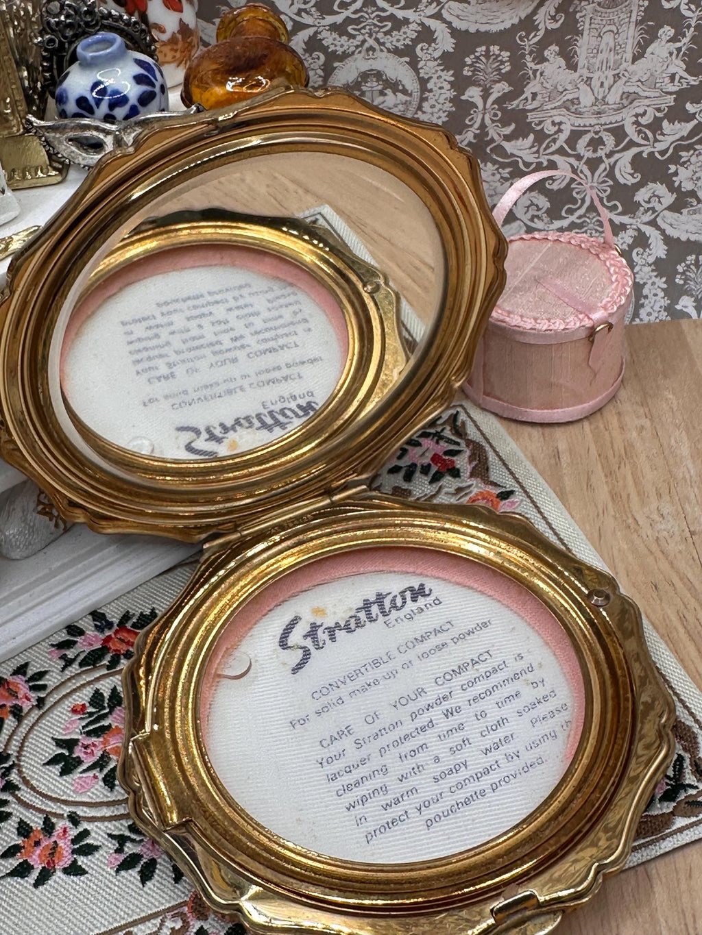 Vintage Stratton Mother of Pearl Powder Compact with Original Box, Pouch & Sifter – Convertible Compact – England
