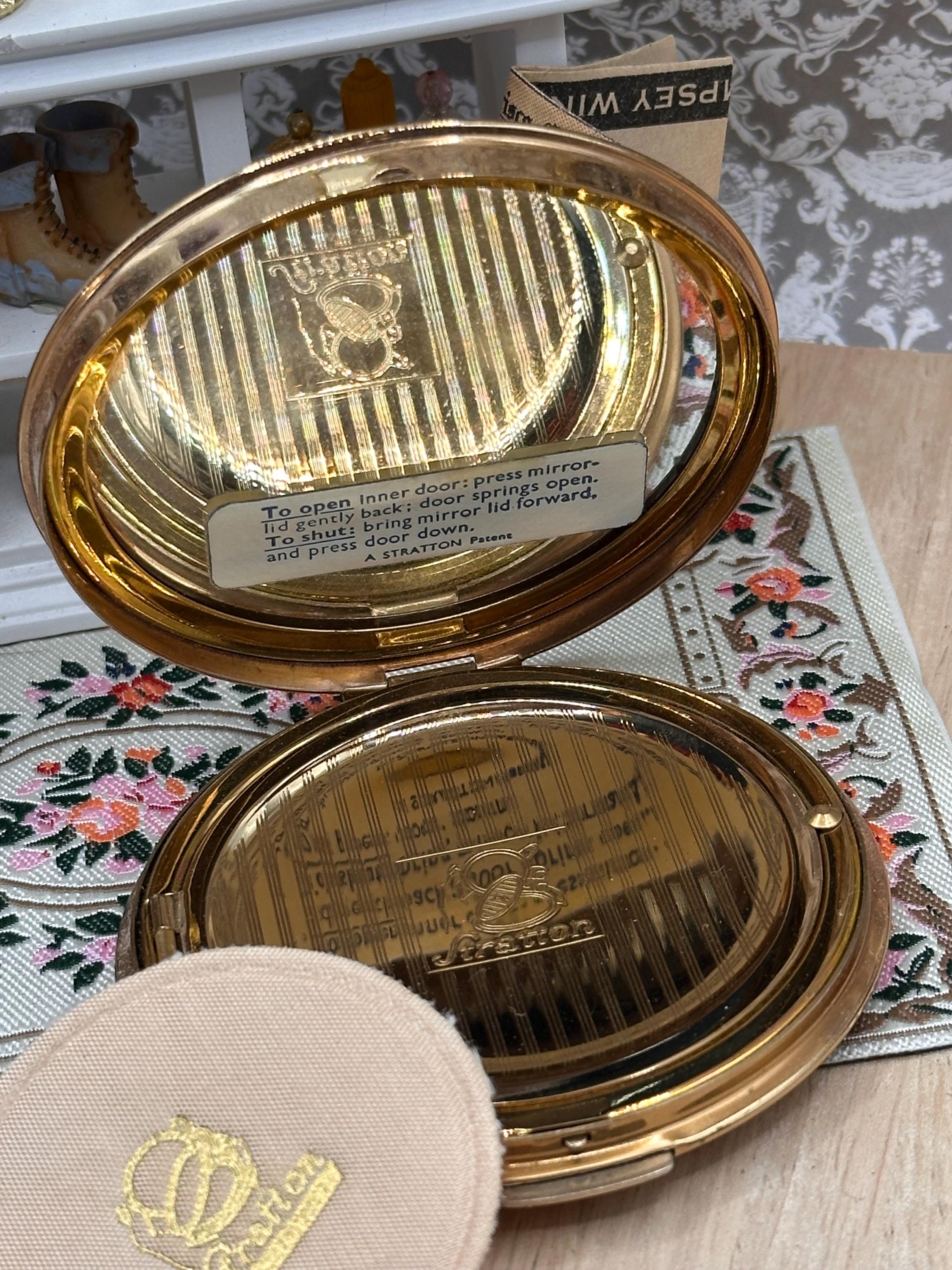 Vintage Stratton ‘Sous l’Empire’ Louis Henri III Powder Compact 7.5cm with Original Pouch