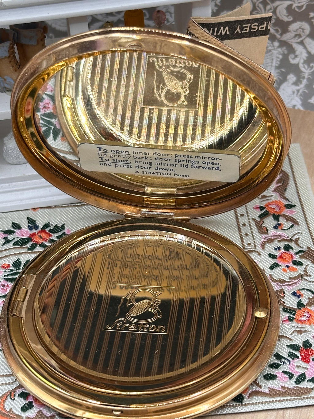 Vintage Stratton ‘Sous l’Empire’ Louis Henri III Powder Compact 7.5cm with Original Pouch