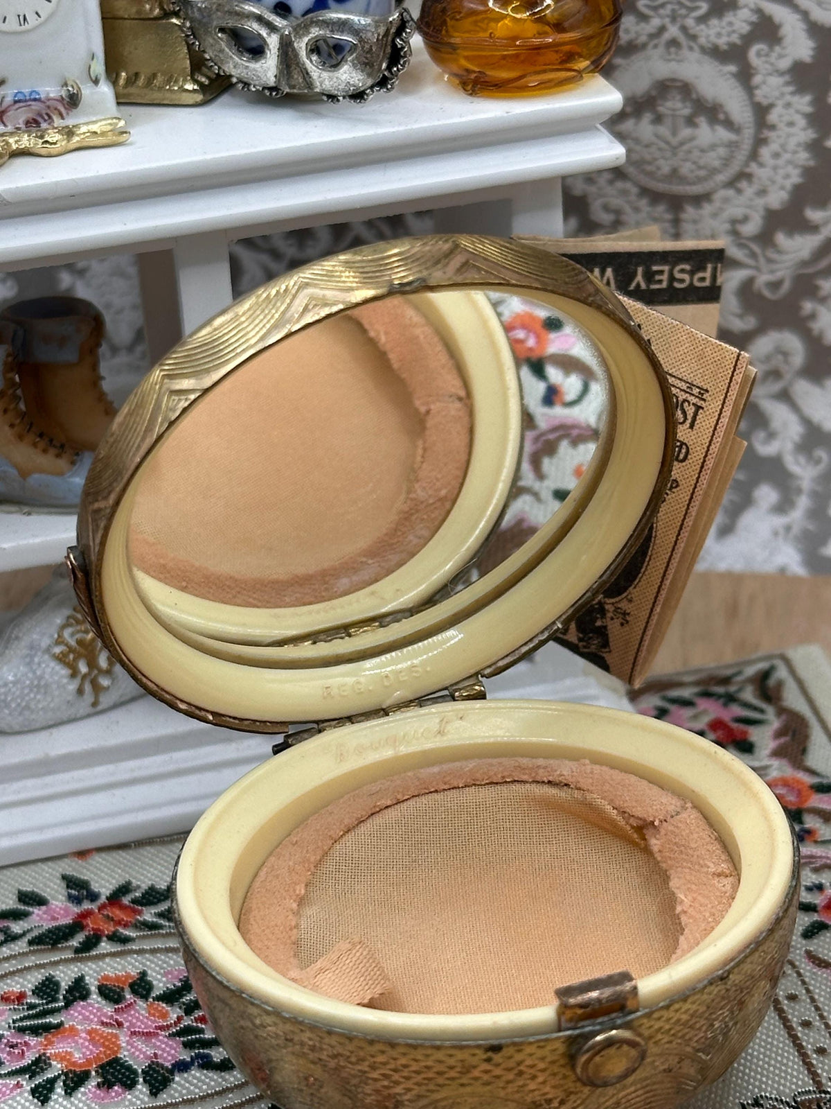 Vintage Kigu Bouquet Powder Compact 5.5cm Floral Lucite Compact Mirror Vanity Compact England