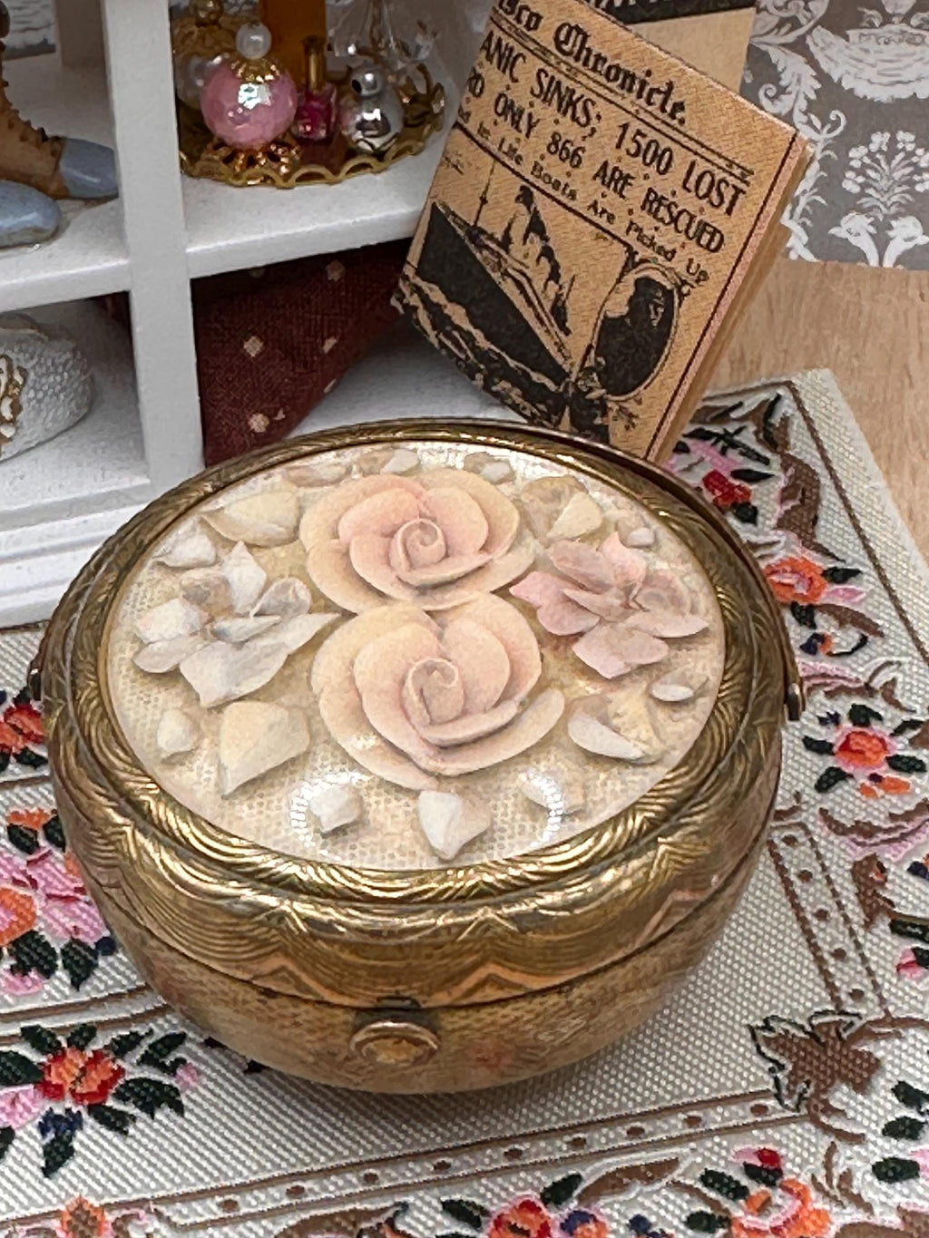 Vintage Kigu Bouquet Powder Compact 5.5cm Floral Lucite Compact Mirror Vanity Compact England