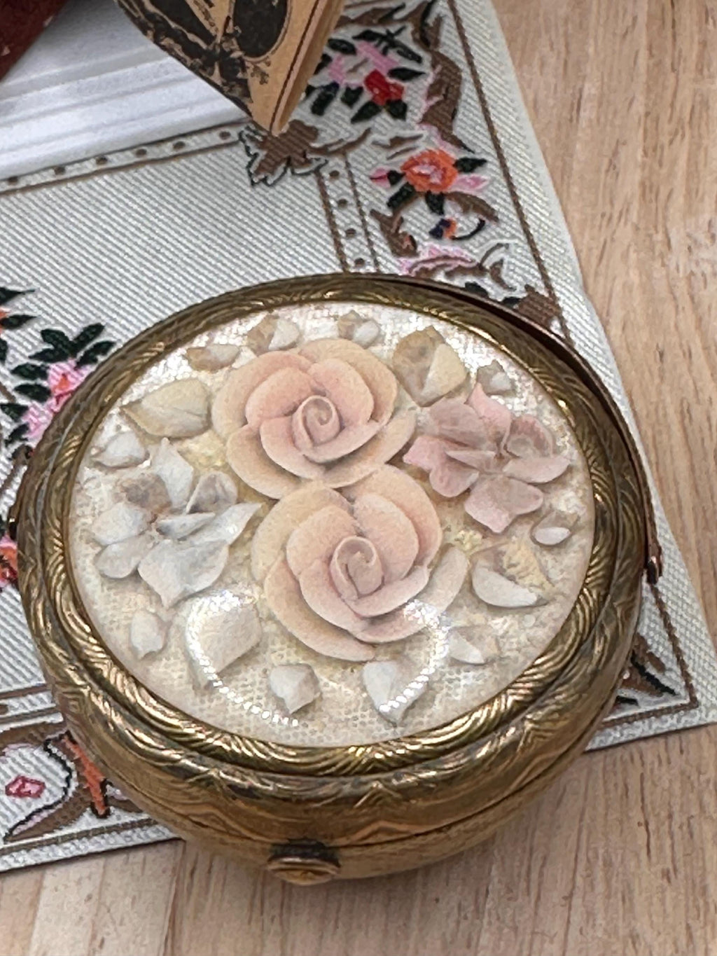 Vintage Kigu Bouquet Powder Compact 5.5cm Floral Lucite Compact Mirror Vanity Compact England