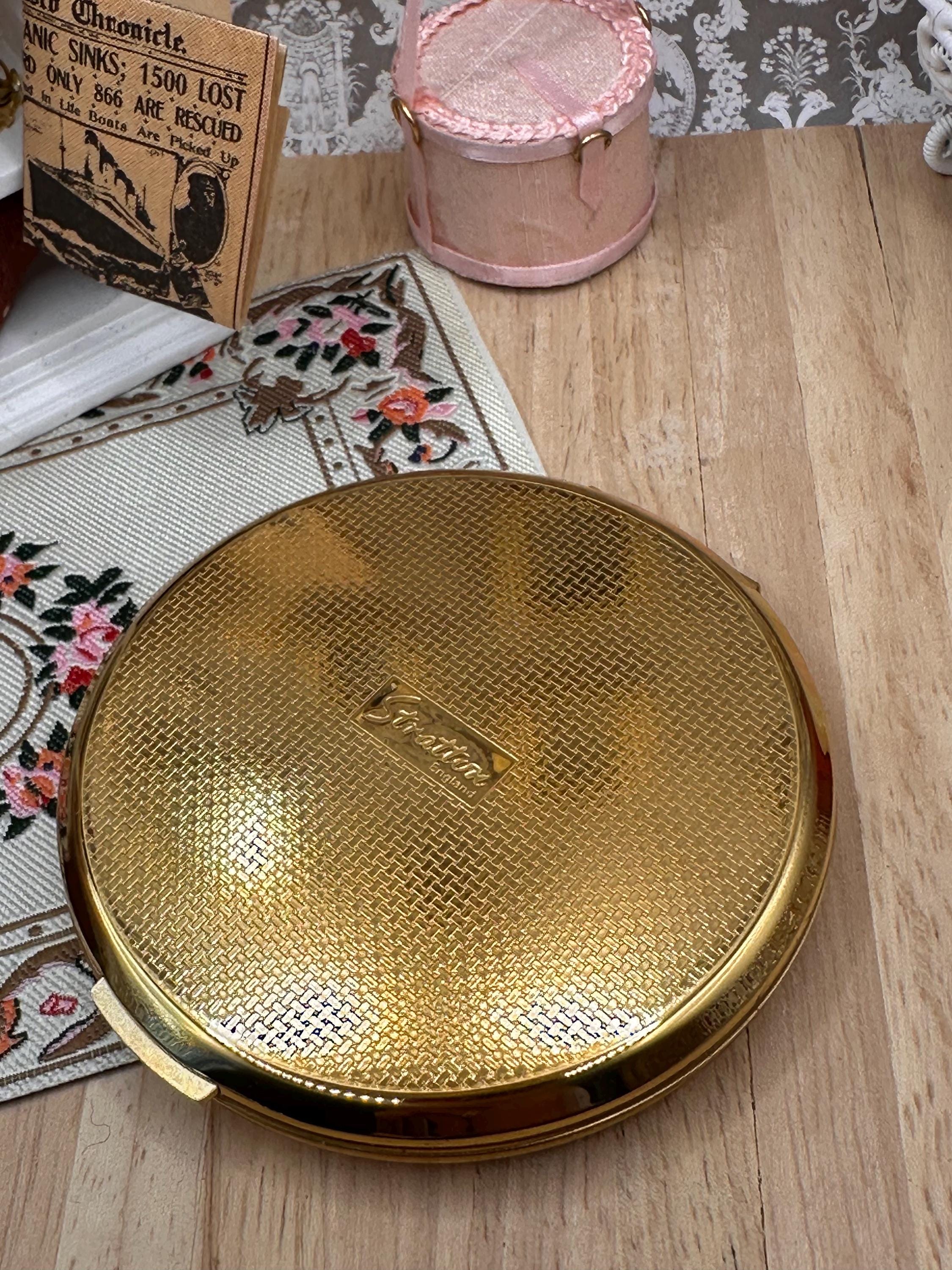 Vintage Stratton Gold Tone Powder Compact with Original Box, Pouch & Sifter – Paisley Engine Turned – Made in England