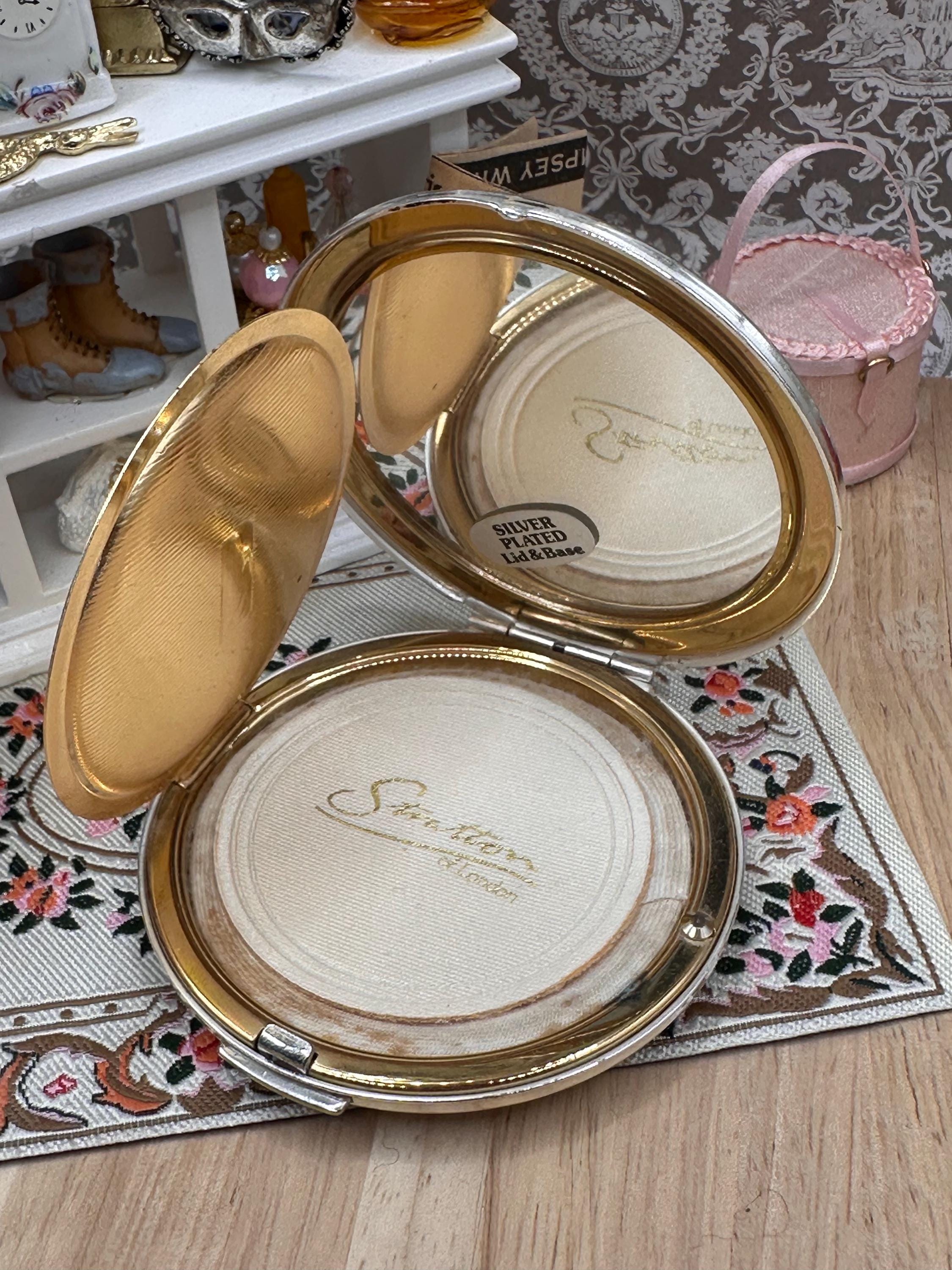 Vintage Stratton Silver Plated Powder Compact with Original Box & Pouch – Engine Turned Finish – 1950s English Vanity Collectible