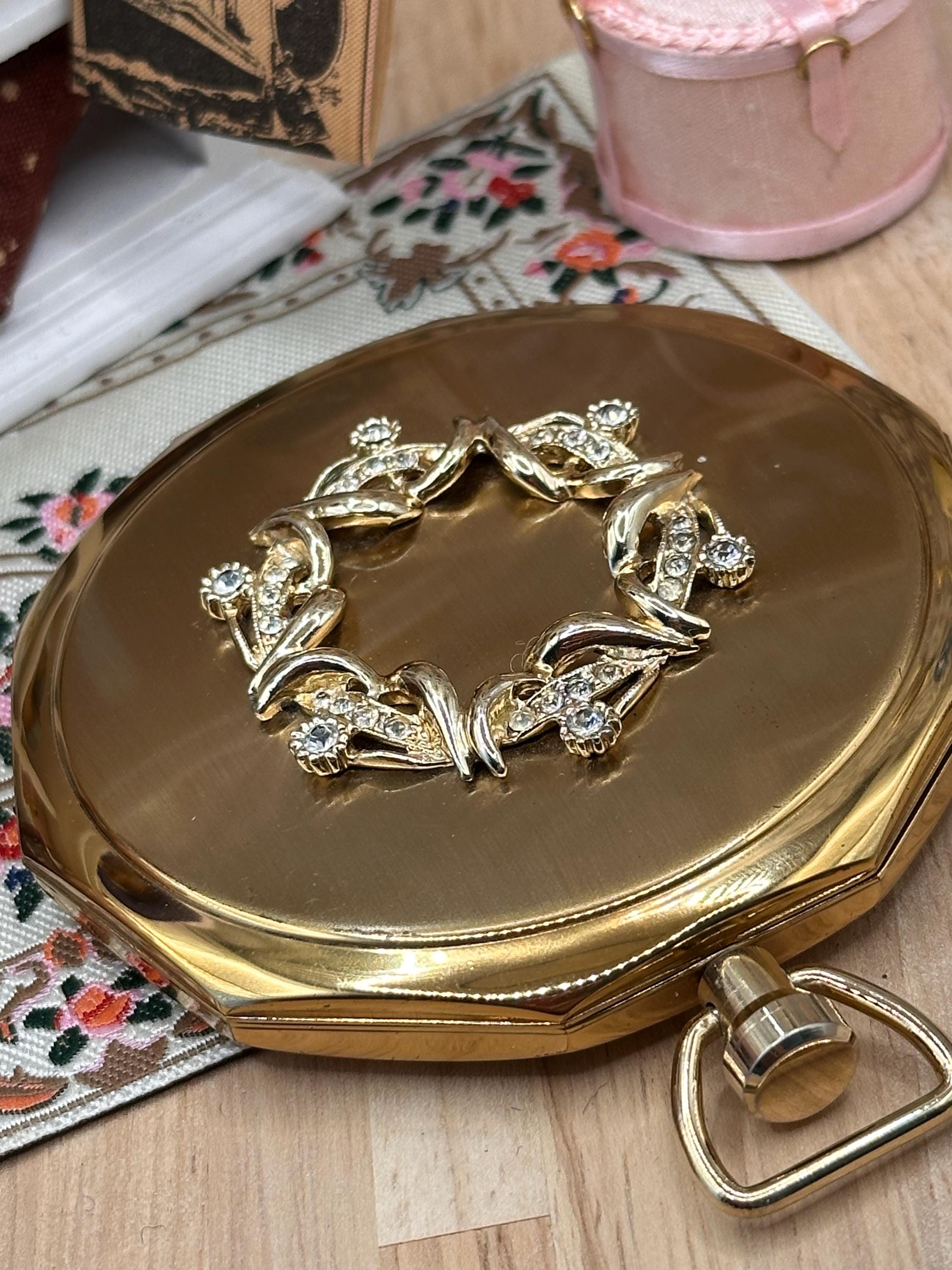 Vintage Stratton Novelty Fob Watch Powder Compact with Original Box – Rhinestone Wreath – Gold Tone Convertible Compact – Made in England