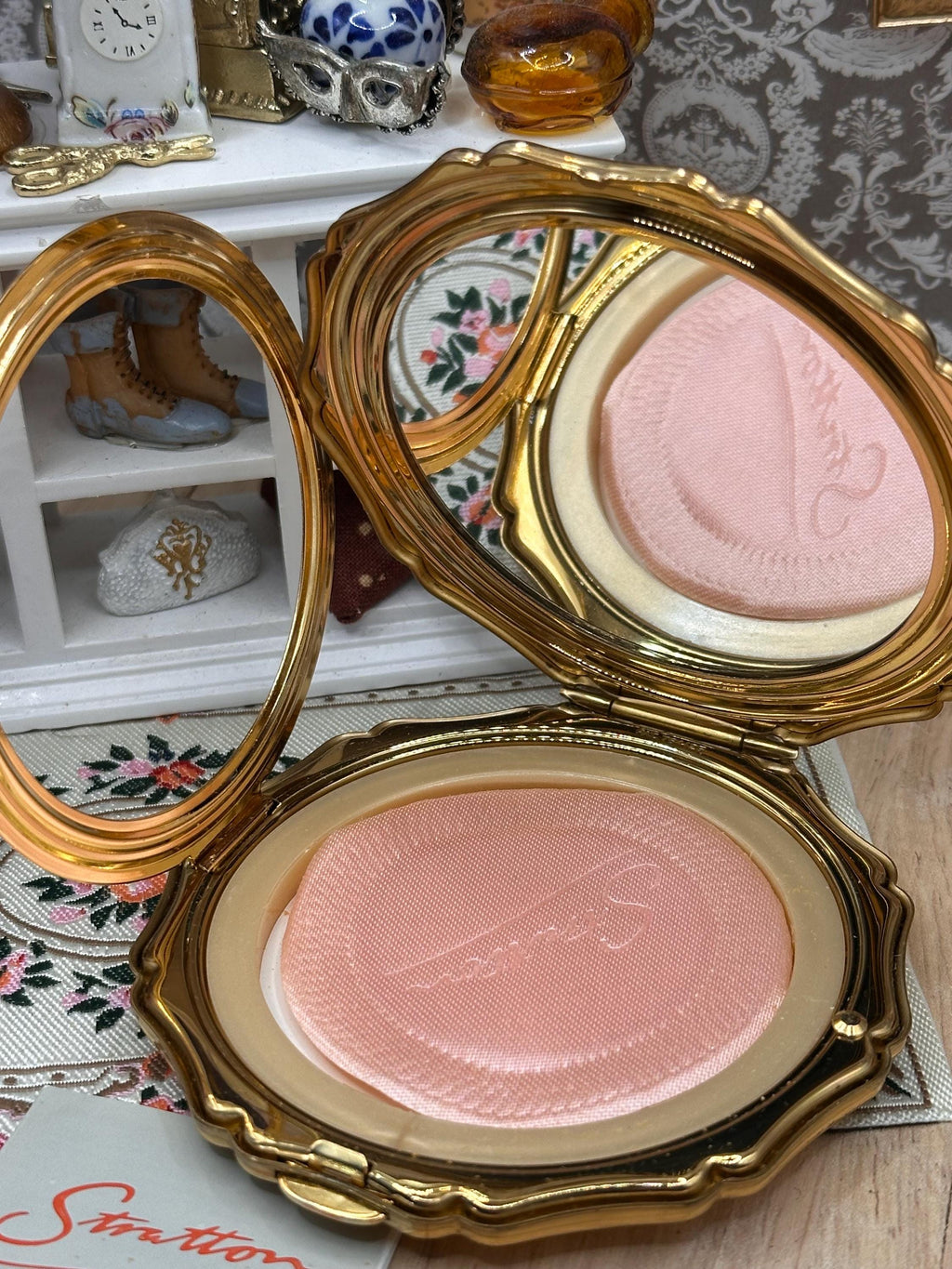 Stratton Floral Powder Compact, White Enamel with Pink & Blue Rose Bouquet, Complete with Original Puff, 8.5cm