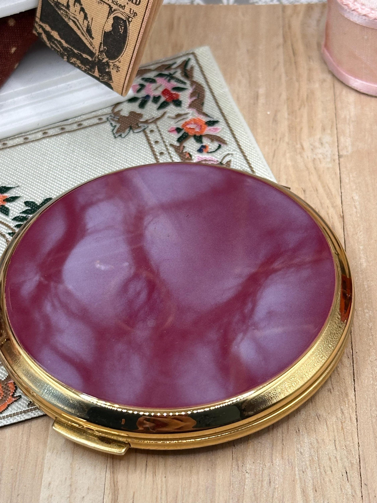 Vintage Stratton Burgundy Marbled Powder Compact Mirror 7.5cm c1970s Original Sifter & Puff