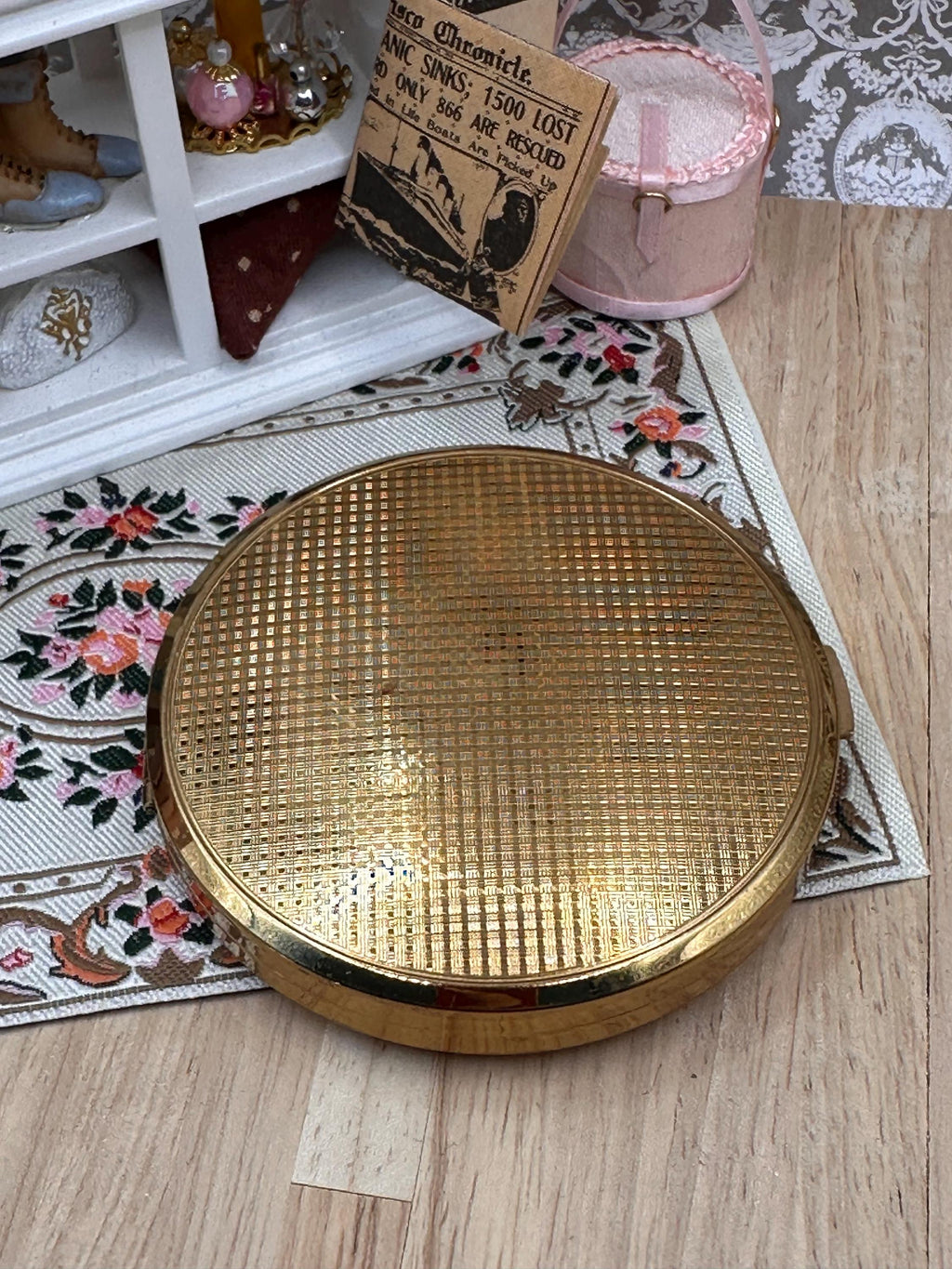 Vintage Melissa Mother of Pearl Powder Compact Iridescent Mosaic Inlay 7.5cm with Original Puff and Sifter