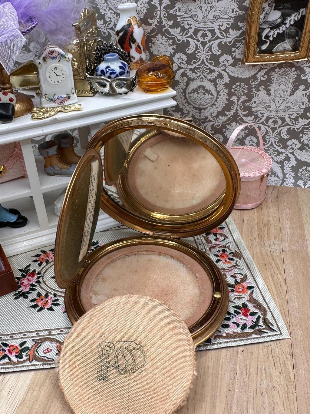 Vintage Stratton ‘Sous l’Empire’ Powder Compact by Édouard Renaudin 7.5cm with Pouch