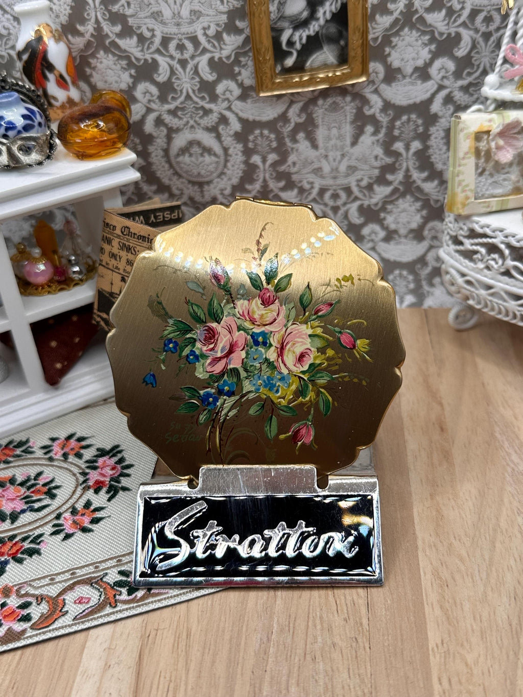 Vintage Stratton Princess Powder Compact by Suzy Seriau with Original Velvet Pouch – Hand Painted Floral Bouquet – 7.5cm