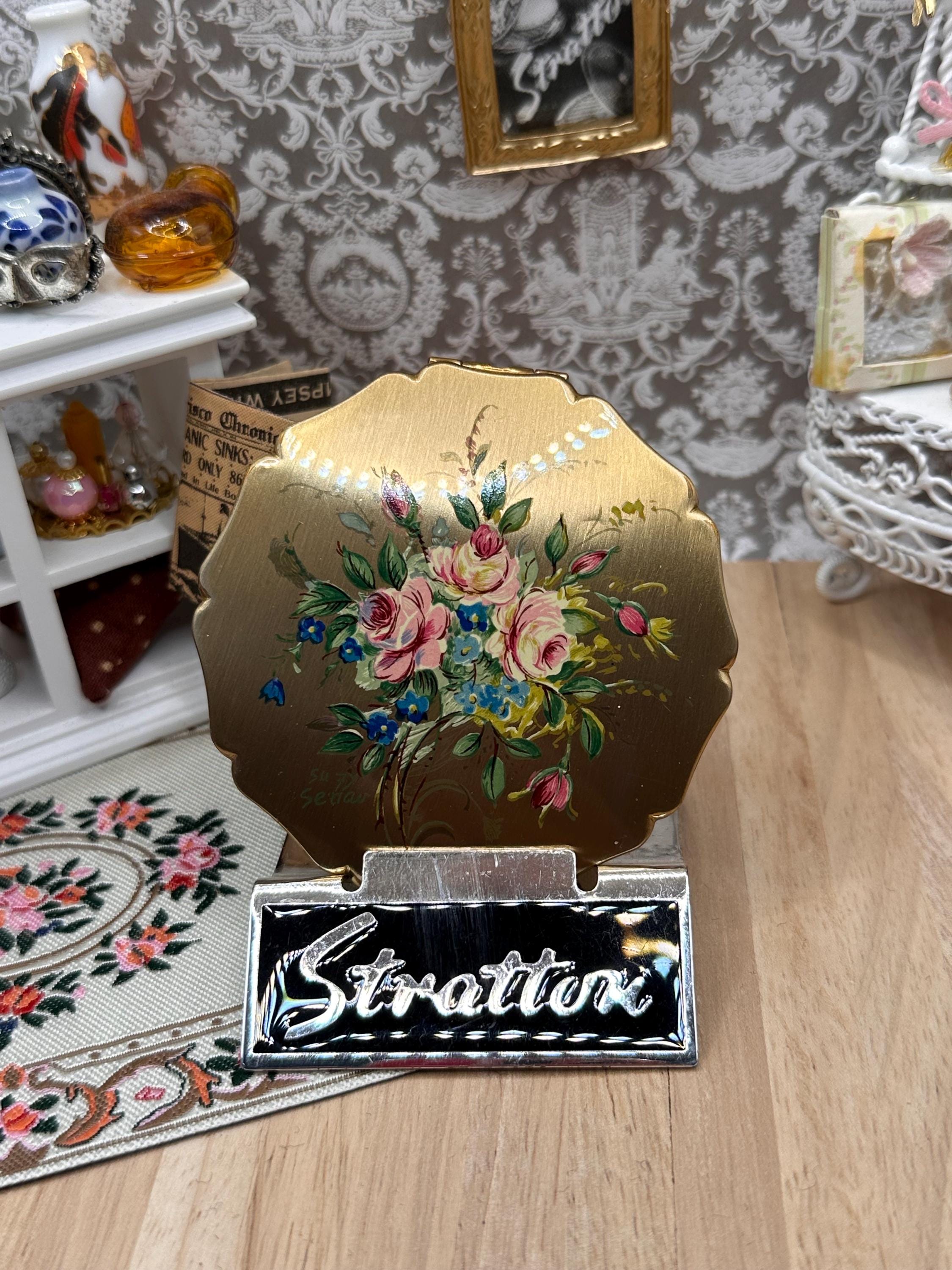 Vintage Stratton Princess Powder Compact by Suzy Seriau with Original Velvet Pouch – Hand Painted Floral Bouquet – 7.5cm