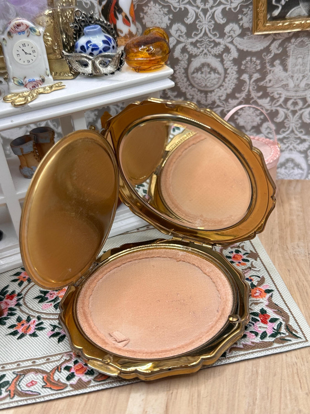 Vintage Stratton Princess Powder Compact by Suzy Seriau with Original Velvet Pouch – Hand Painted Floral Bouquet – 7.5cm