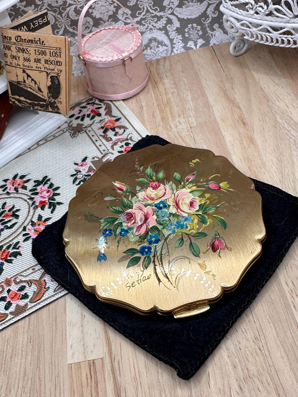 Vintage Stratton Princess Powder Compact by Suzy Seriau with Original Velvet Pouch – Hand Painted Floral Bouquet – 7.5cm