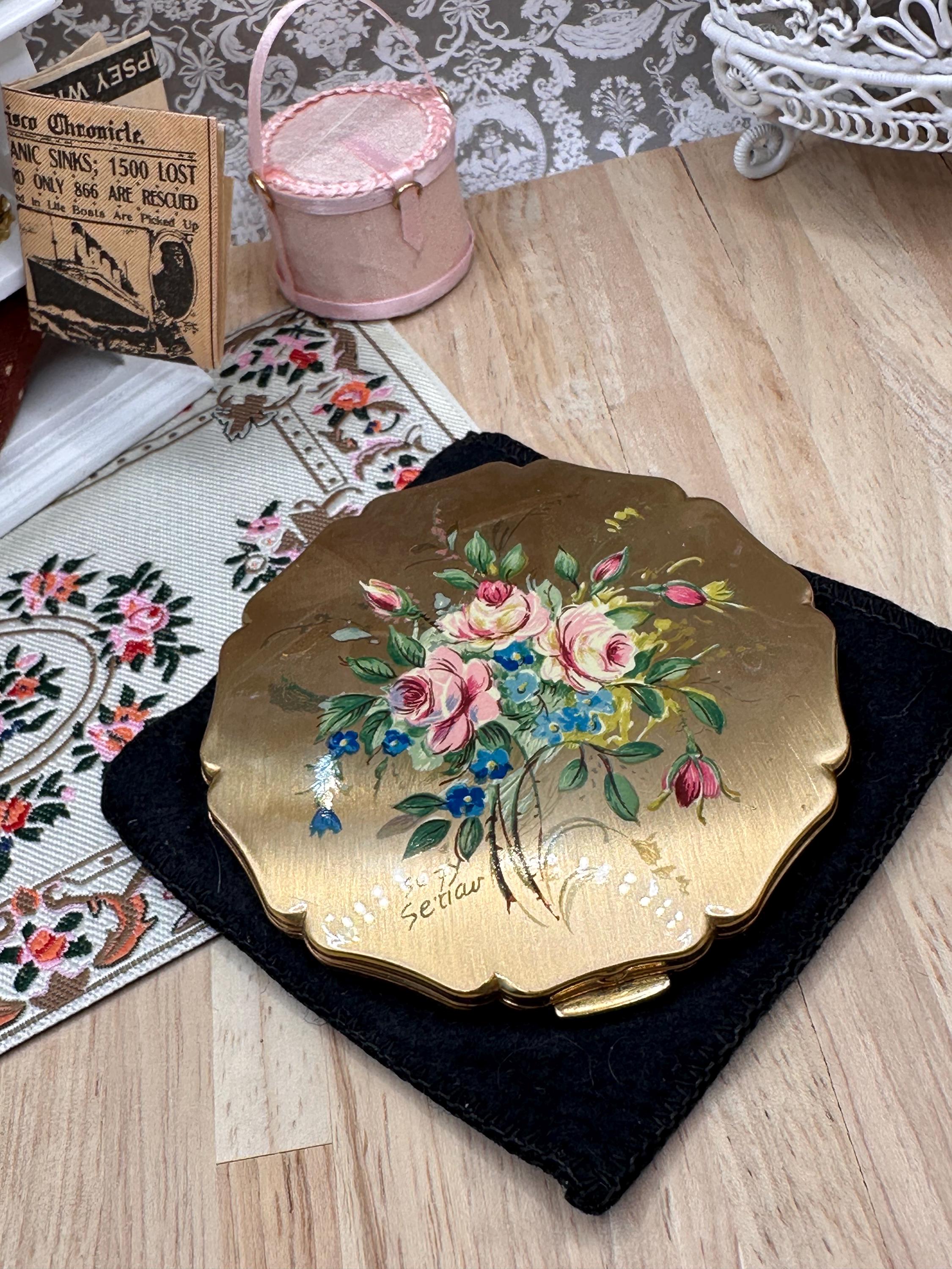Vintage Stratton Princess Powder Compact by Suzy Seriau with Original Velvet Pouch – Hand Painted Floral Bouquet – 7.5cm