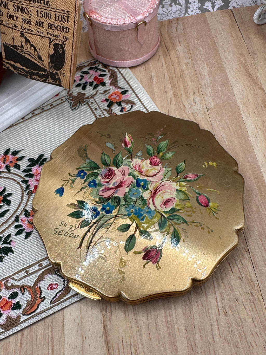 Vintage Stratton Princess Powder Compact by Suzy Seriau with Original Velvet Pouch – Hand Painted Floral Bouquet – 7.5cm