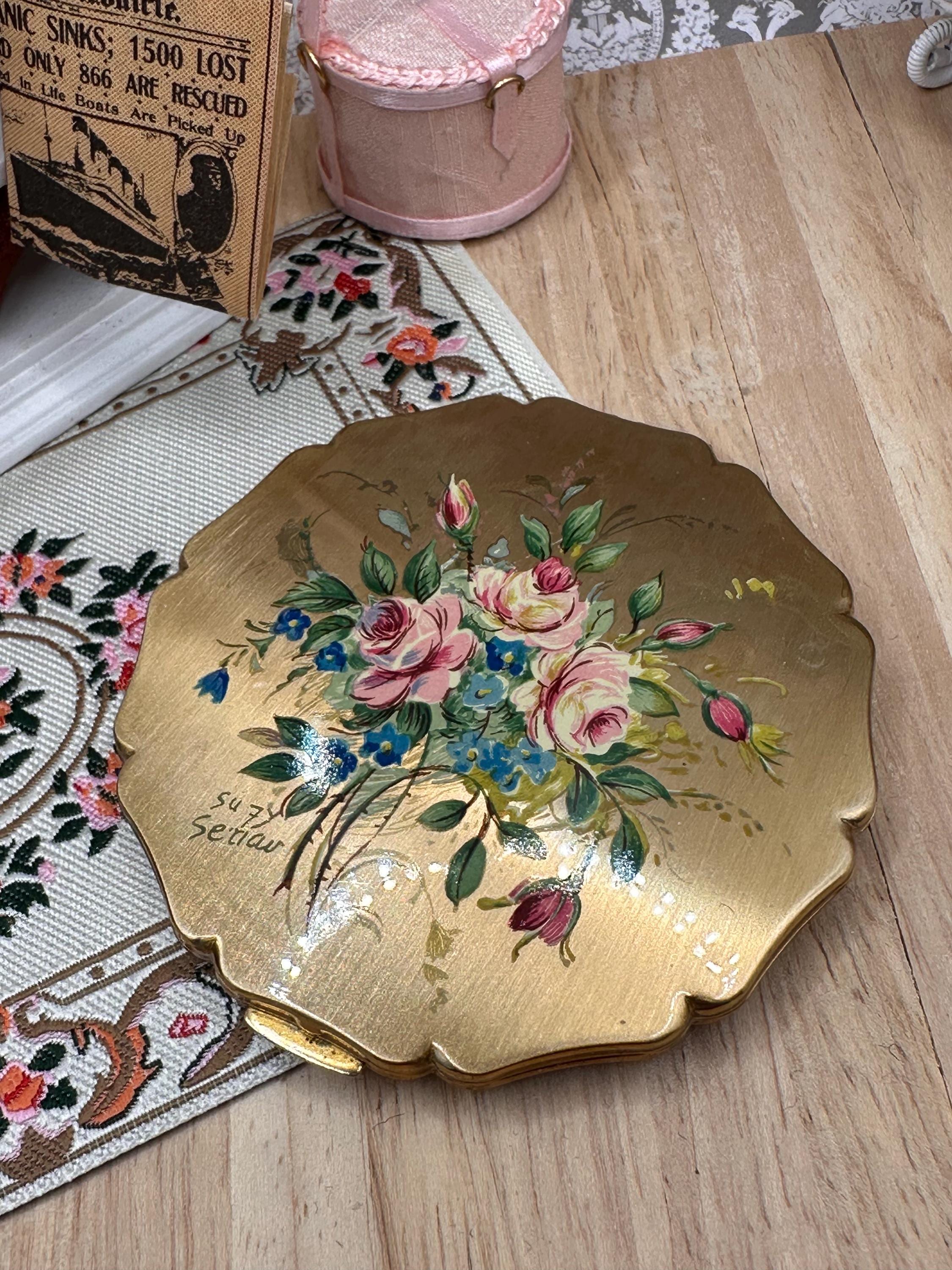 Vintage Stratton Princess Powder Compact by Suzy Seriau with Original Velvet Pouch – Hand Painted Floral Bouquet – 7.5cm