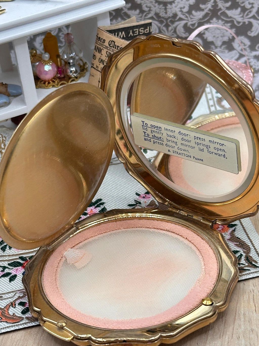 Vintage Stratton Black Enamel Red Rose Powder Compact 7.5cm England Mid Century Vanity Mirror