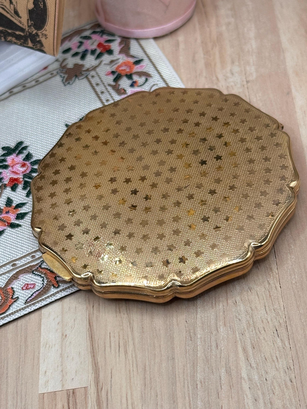 Vintage Stratton Black Enamel Red Rose Powder Compact 7.5cm England Mid Century Vanity Mirror