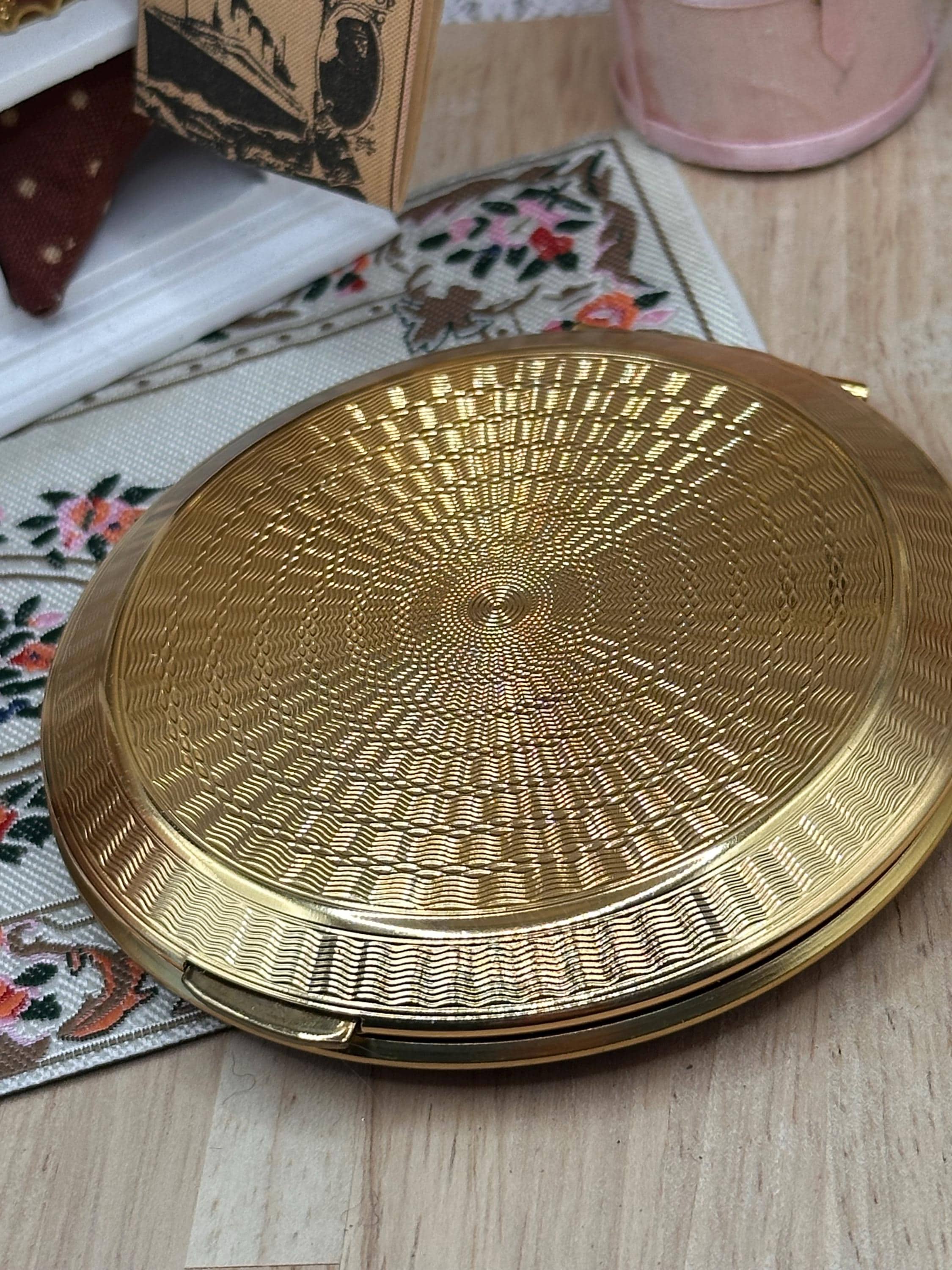 Vintage Kigu Prince Charles & Lady Diana Royal Wedding Powder Compact 1981 Boxed Complete with Pouch Puff Sifter 8.5cm