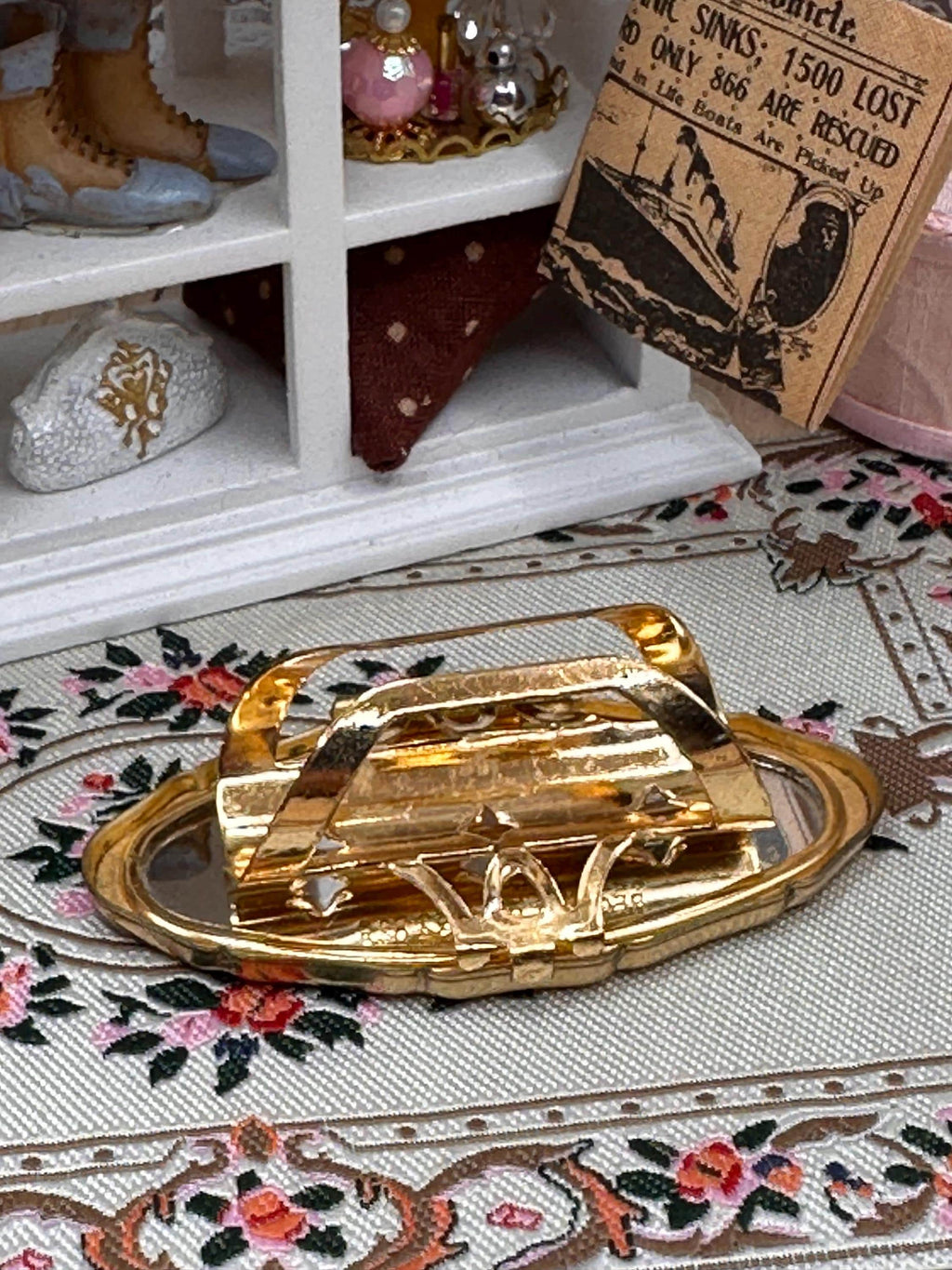 Vintage Stratton Lip View Mirror Floral Gold Tone Lipstick Holder Made in England 6cm