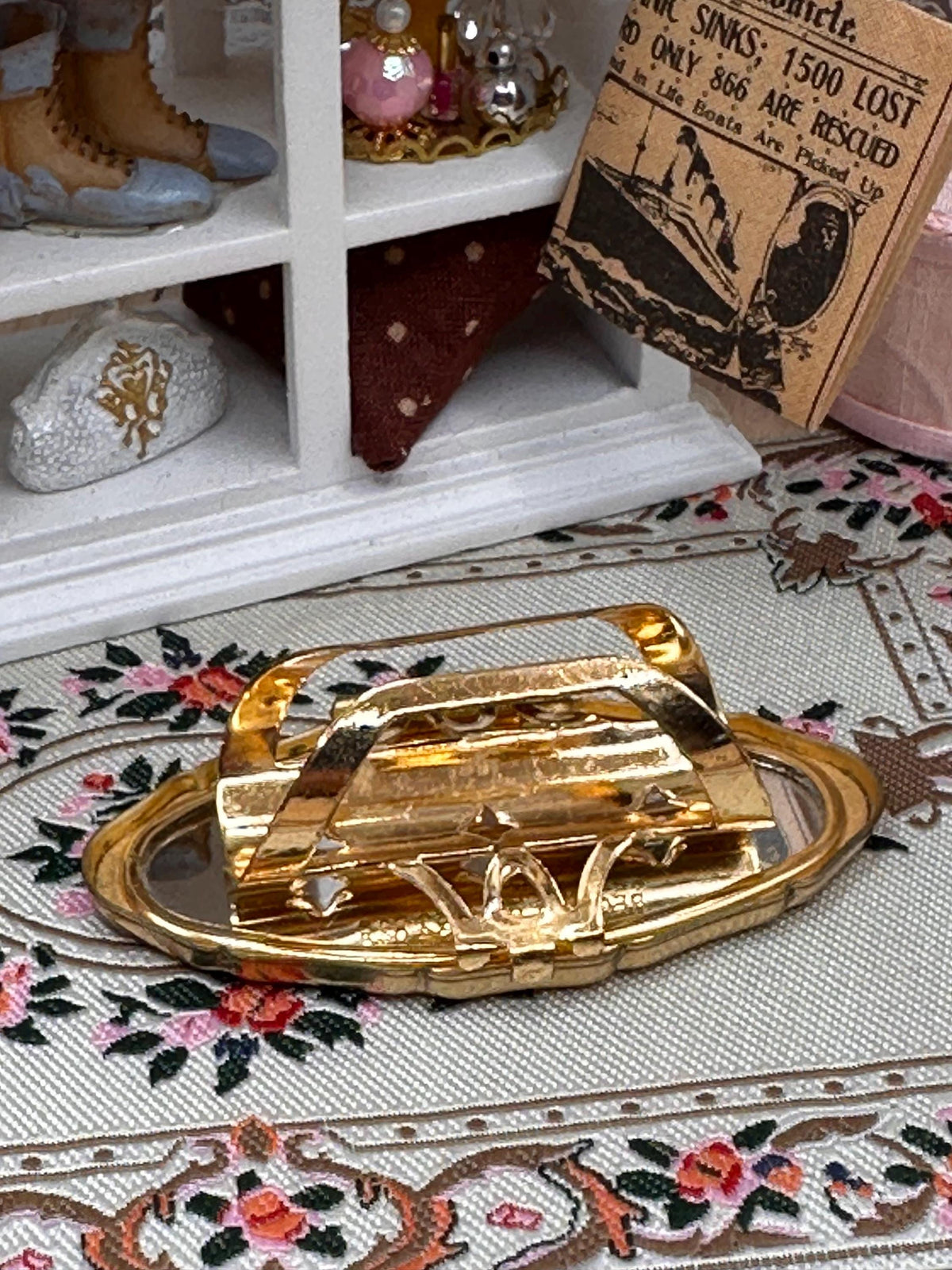 Vintage Stratton Lip View Mirror Floral Gold Tone Lipstick Holder Made in England 6cm