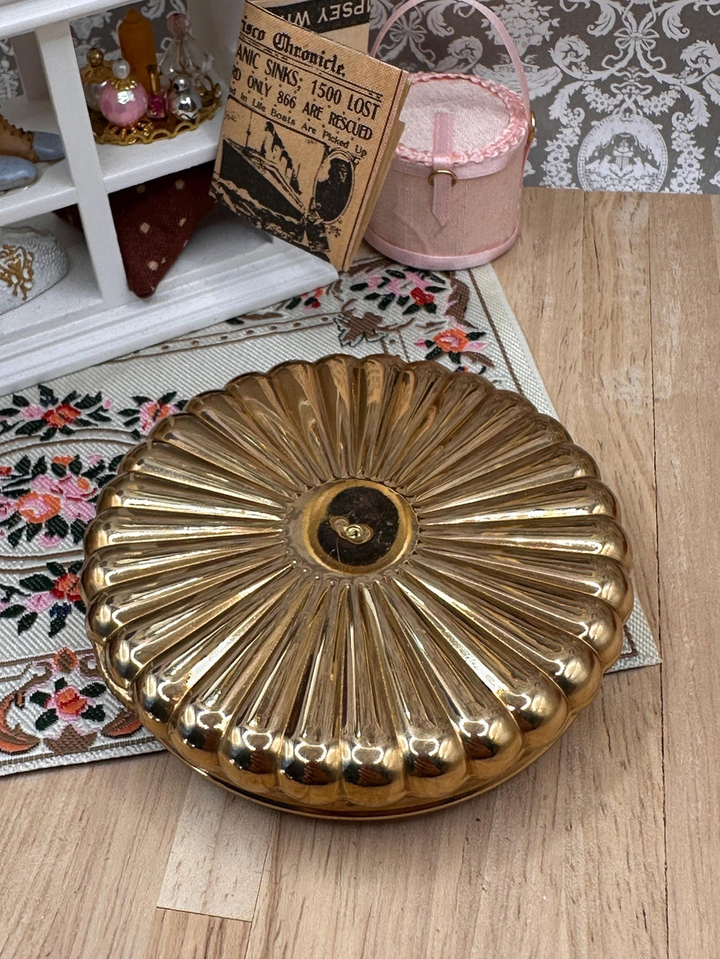 Vintage Kigu Caprice Powder Compact Blue Cornflowers Gold Tone Compact Mirror 7.5cm Made in England