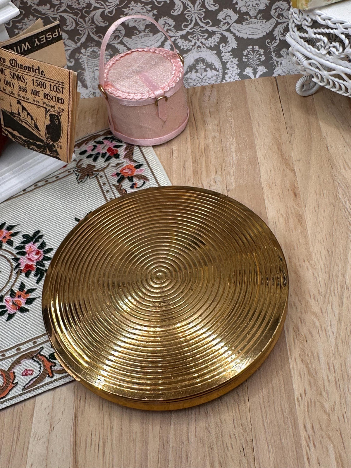 Unbranded Vintage Gold Tone Powder Compact Mirror Engine Turned 8cm Vanity Compact