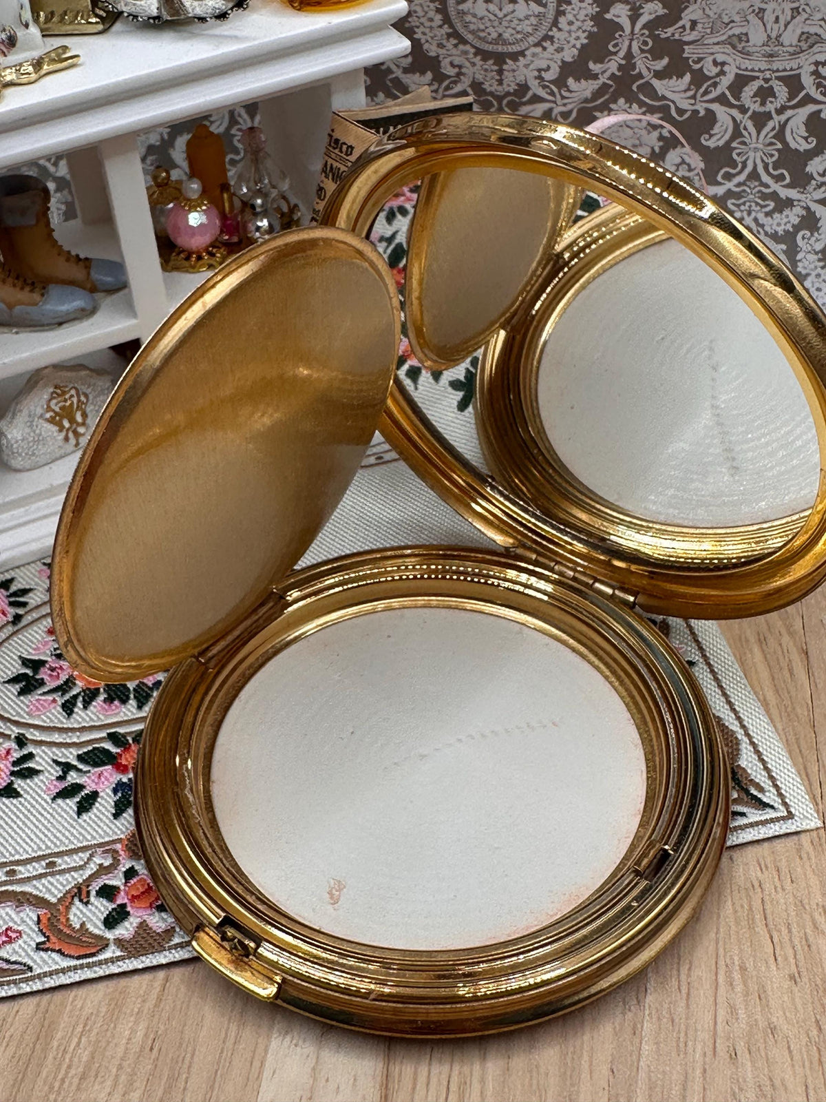 Unbranded Vintage Gold Tone Powder Compact Mirror Engine Turned 8cm Vanity Compact